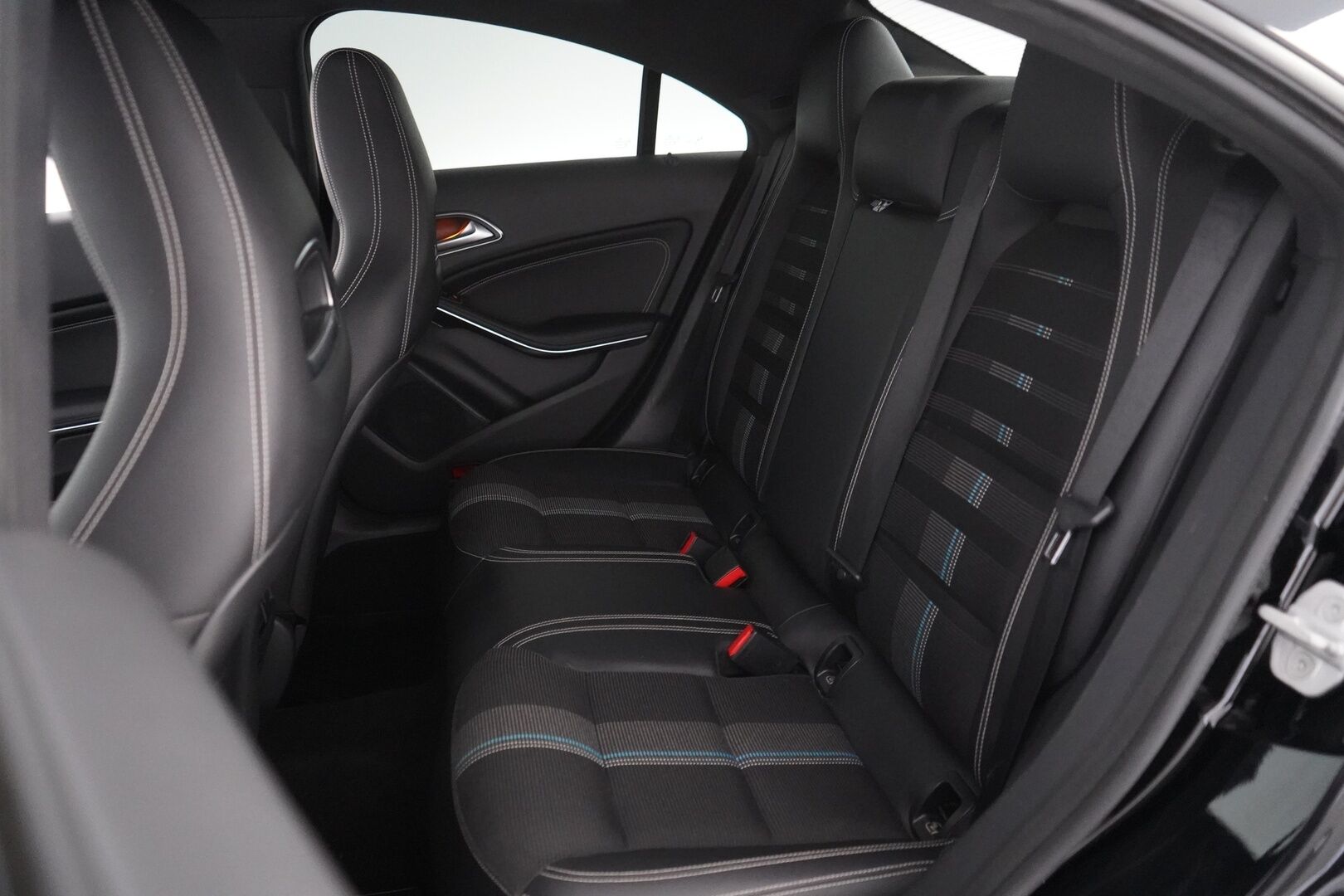 Mercedes-Benz CLA 2016 200 A Premium Business - Distronic | Harman & Kardon | P-Kamera | Lohko | Kahdet renkaat alumiinivantein | Säntilliset huollot