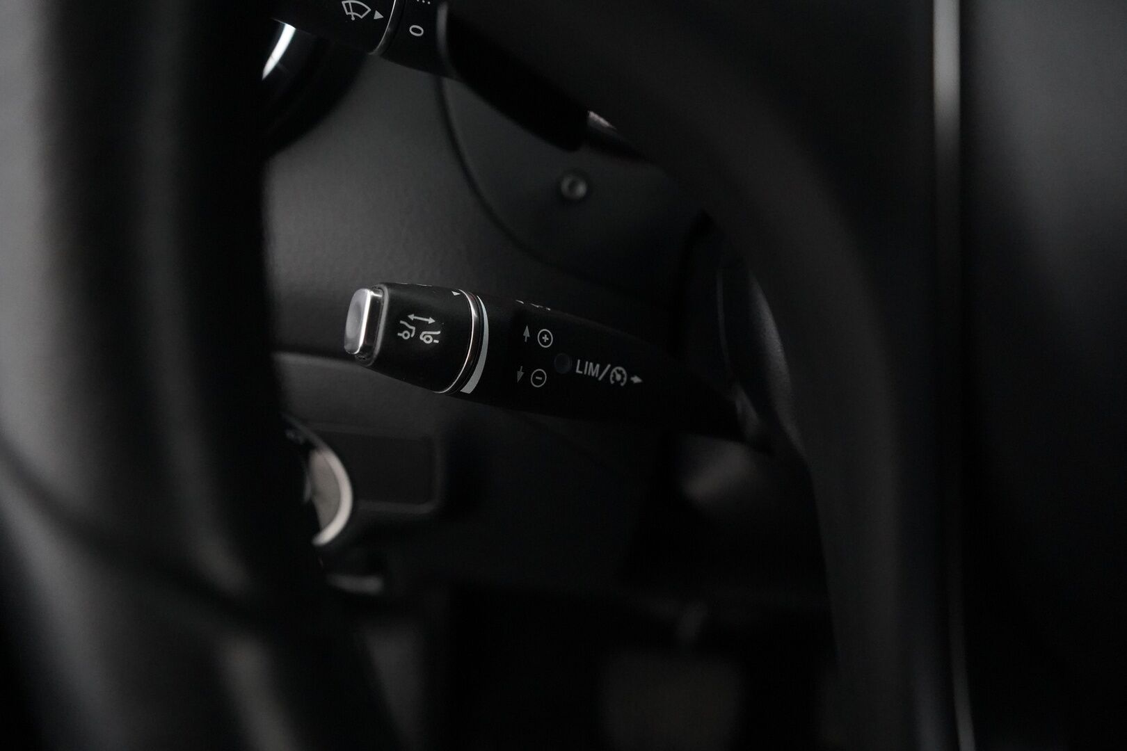 Mercedes-Benz CLA 2016 200 A Premium Business - Distronic | Harman & Kardon | P-Kamera | Lohko | Kahdet renkaat alumiinivantein | Säntilliset huollot