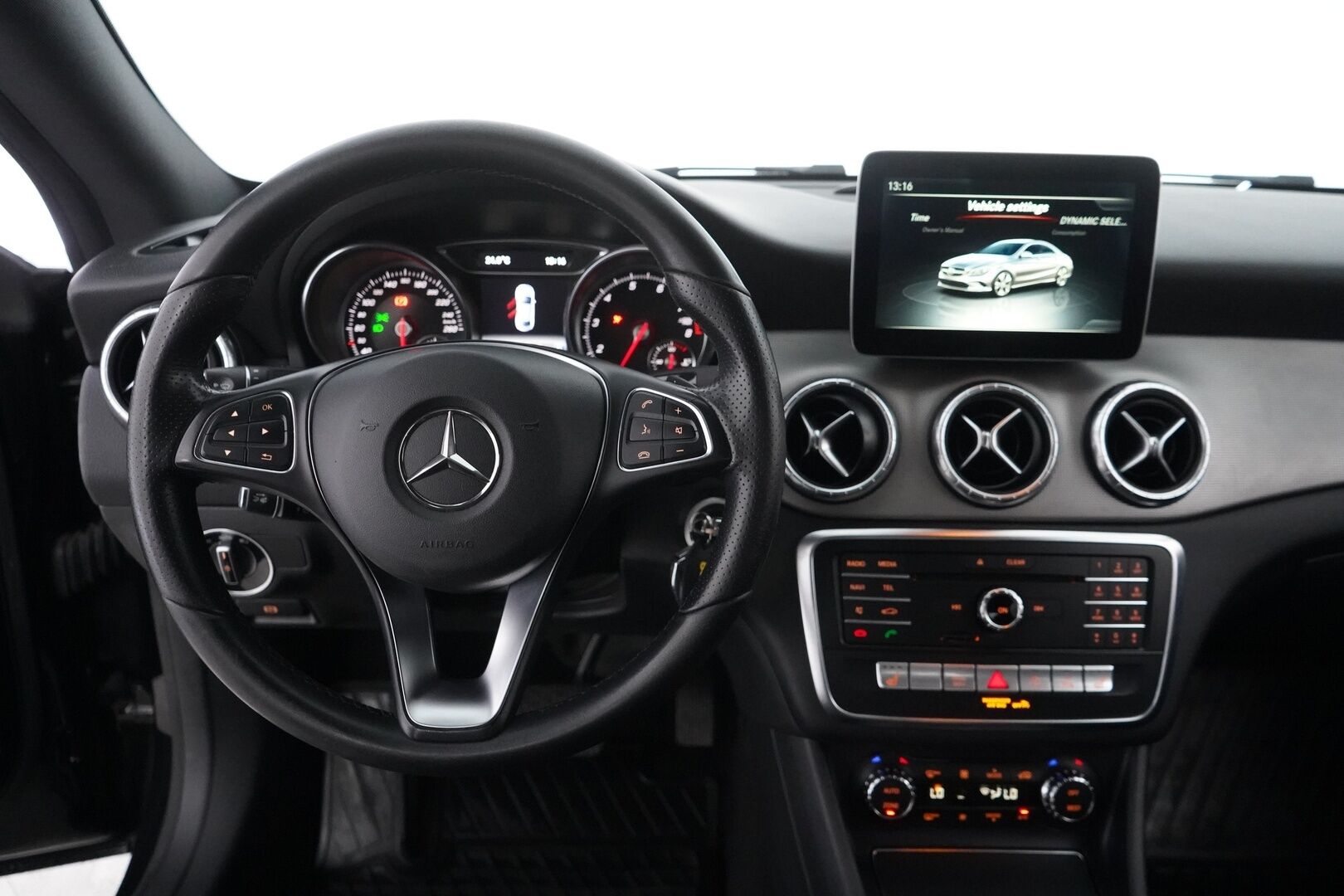 Mercedes-Benz CLA 2016 200 A Premium Business - Distronic | Harman & Kardon | P-Kamera | Lohko | Kahdet renkaat alumiinivantein | Säntilliset huollot