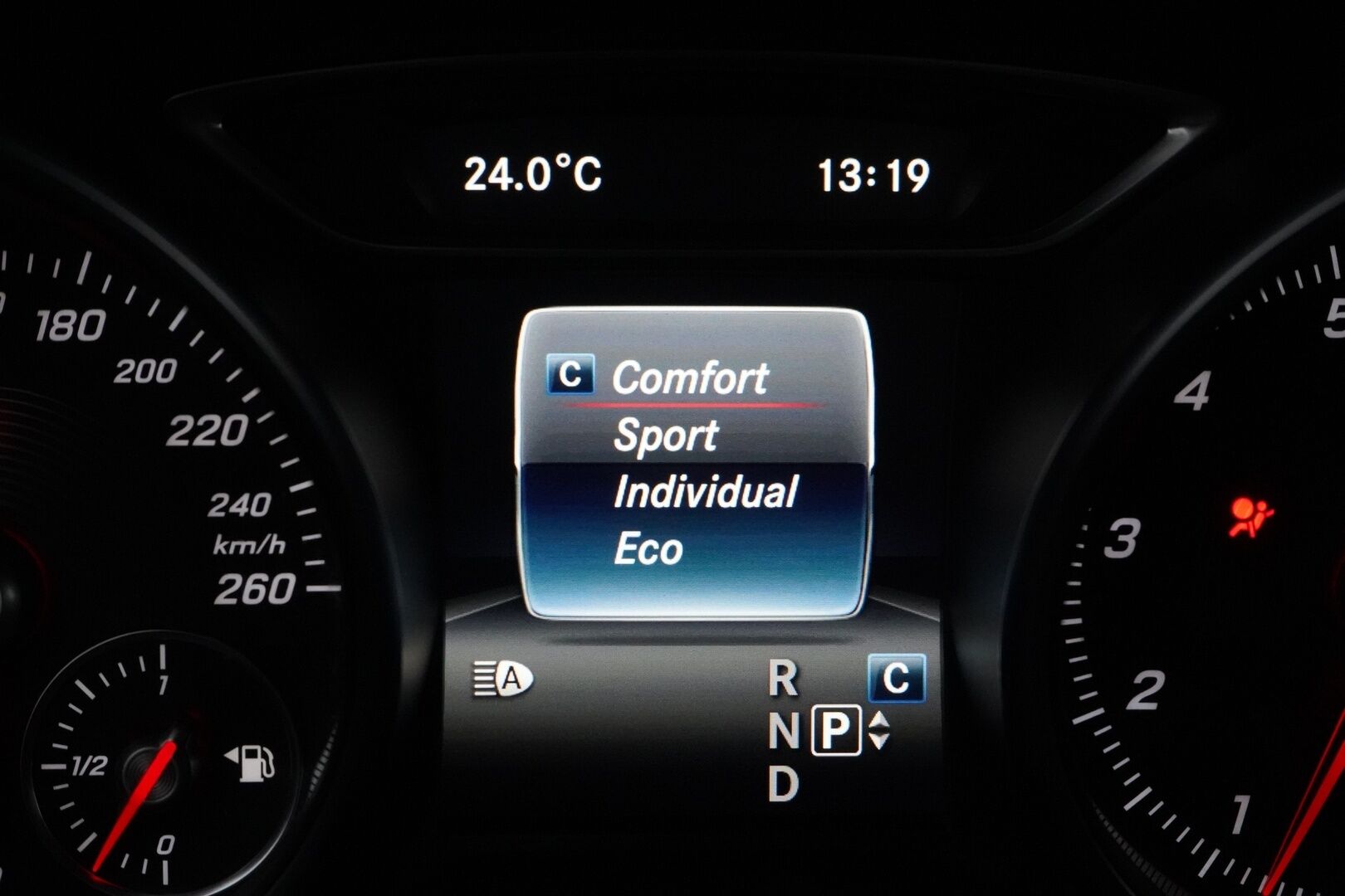 Mercedes-Benz CLA 2016 200 A Premium Business - Distronic | Harman & Kardon | P-Kamera | Lohko | Kahdet renkaat alumiinivantein | Säntilliset huollot