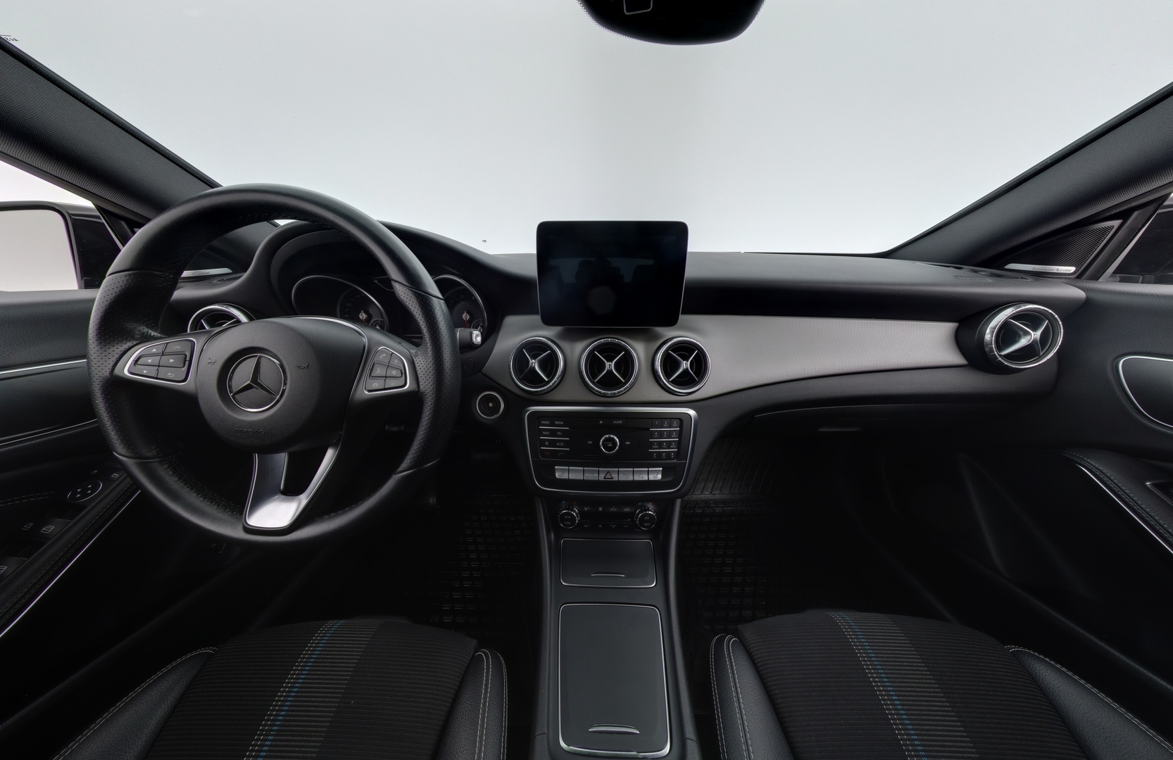 Mercedes-Benz CLA 2016 200 A Premium Business * Distronic / Harman & Kardon / P-Kamera / Lohko / Näyttävä! * - Distronic | Harman & Kardon | P-Kamera | Lohko | Kahdet renkaat alumiinivantein | Säntilliset huollot