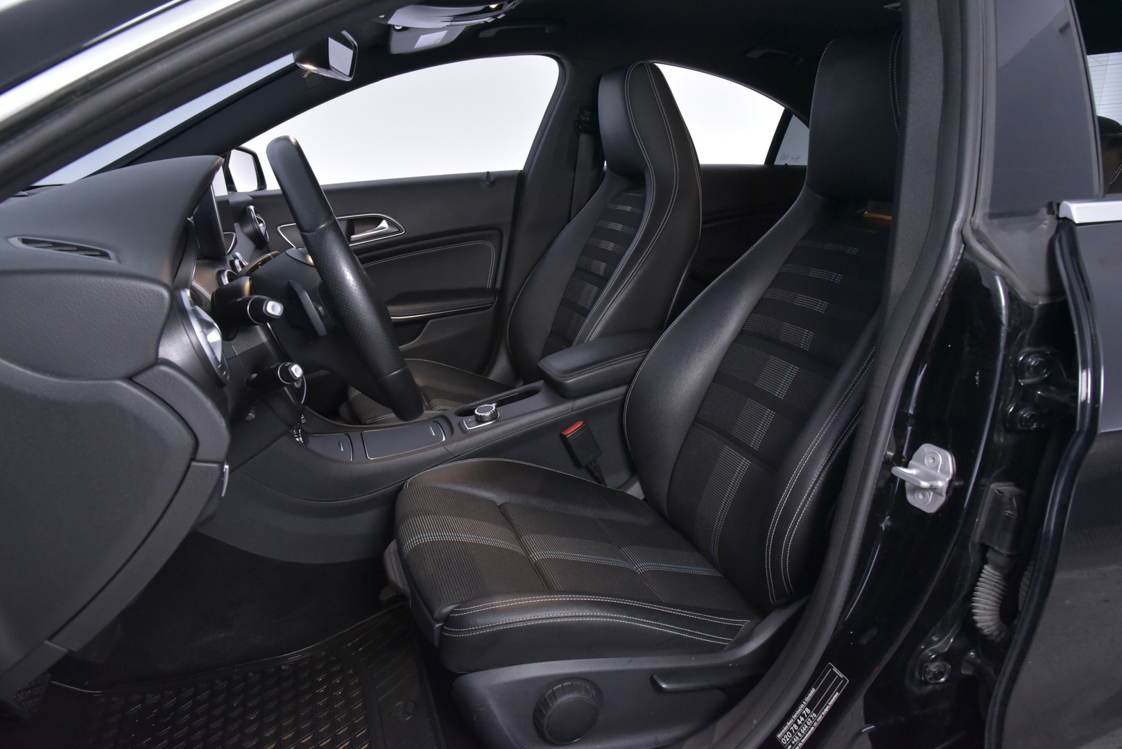 Mercedes-Benz CLA 2016 200 A Premium Business * Distronic / Harman & Kardon / P-Kamera / Lohko / Näyttävä! * - Distronic | Harman & Kardon | P-Kamera | Lohko | Kahdet renkaat alumiinivantein | Säntilliset huollot
