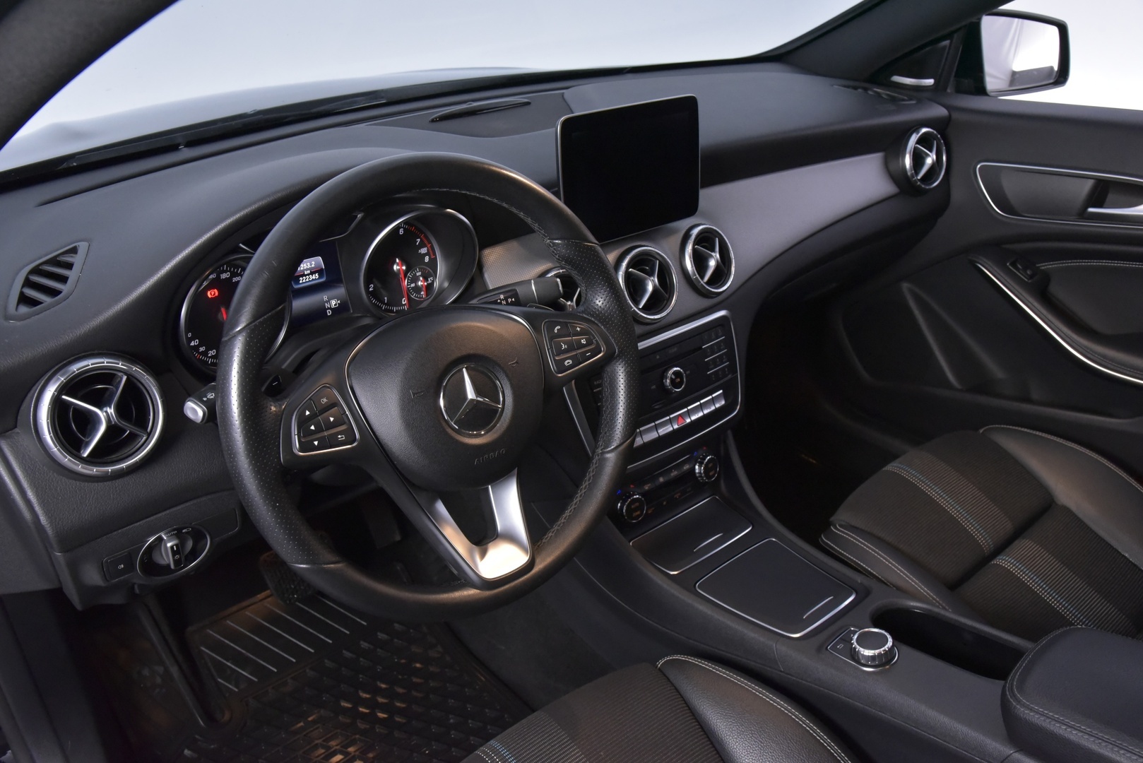 Mercedes-Benz CLA 2016 200 A Premium Business * Distronic / Harman & Kardon / P-Kamera / Lohko / Näyttävä! * - Distronic | Harman & Kardon | P-Kamera | Lohko | Kahdet renkaat alumiinivantein | Säntilliset huollot