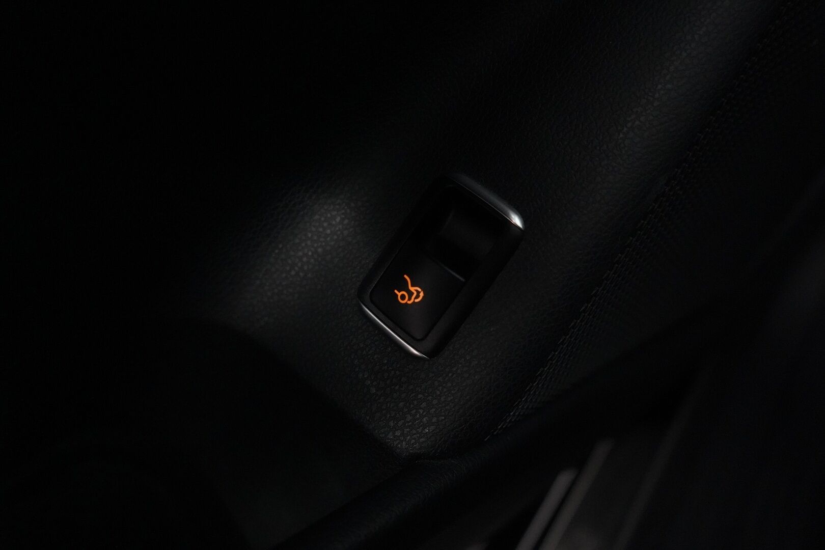 Mercedes-Benz CLA 2016 200 A Premium Business - Distronic | Harman & Kardon | P-Kamera | Lohko | Kahdet renkaat alumiinivantein | Säntilliset huollot