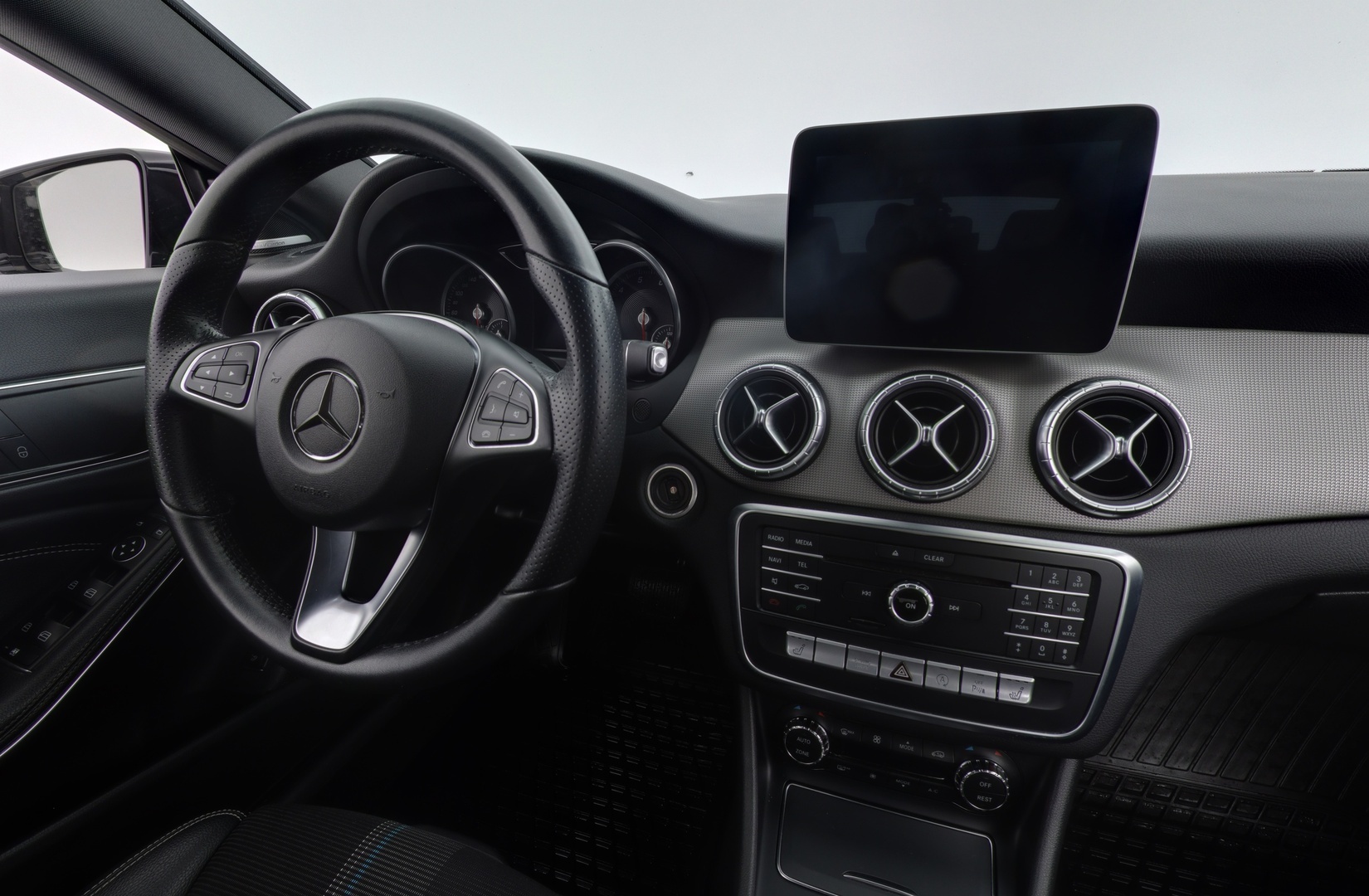 Mercedes-Benz CLA 2016 200 A Premium Business * Distronic / Harman & Kardon / P-Kamera / Lohko / Näyttävä! * - Distronic | Harman & Kardon | P-Kamera | Lohko | Kahdet renkaat alumiinivantein | Säntilliset huollot