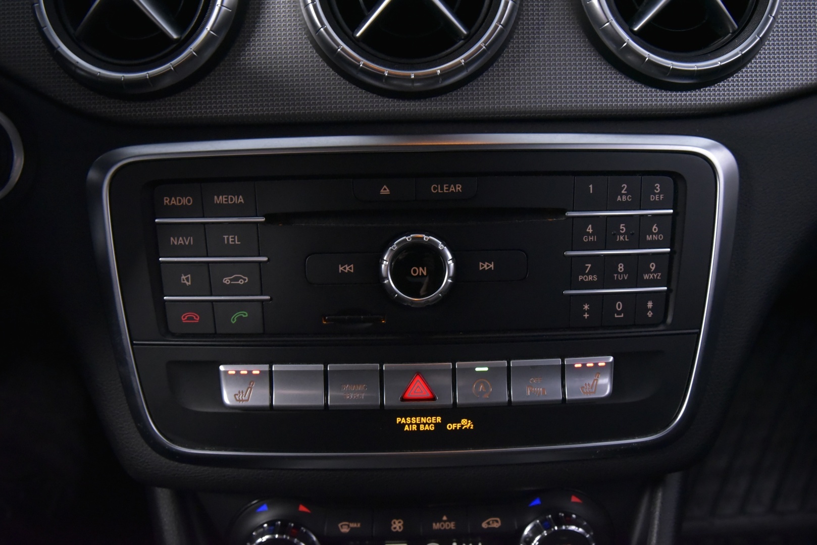 Mercedes-Benz CLA 2016 200 A Premium Business * Distronic / Harman & Kardon / P-Kamera / Lohko / Näyttävä! * - Distronic | Harman & Kardon | P-Kamera | Lohko | Kahdet renkaat alumiinivantein | Säntilliset huollot