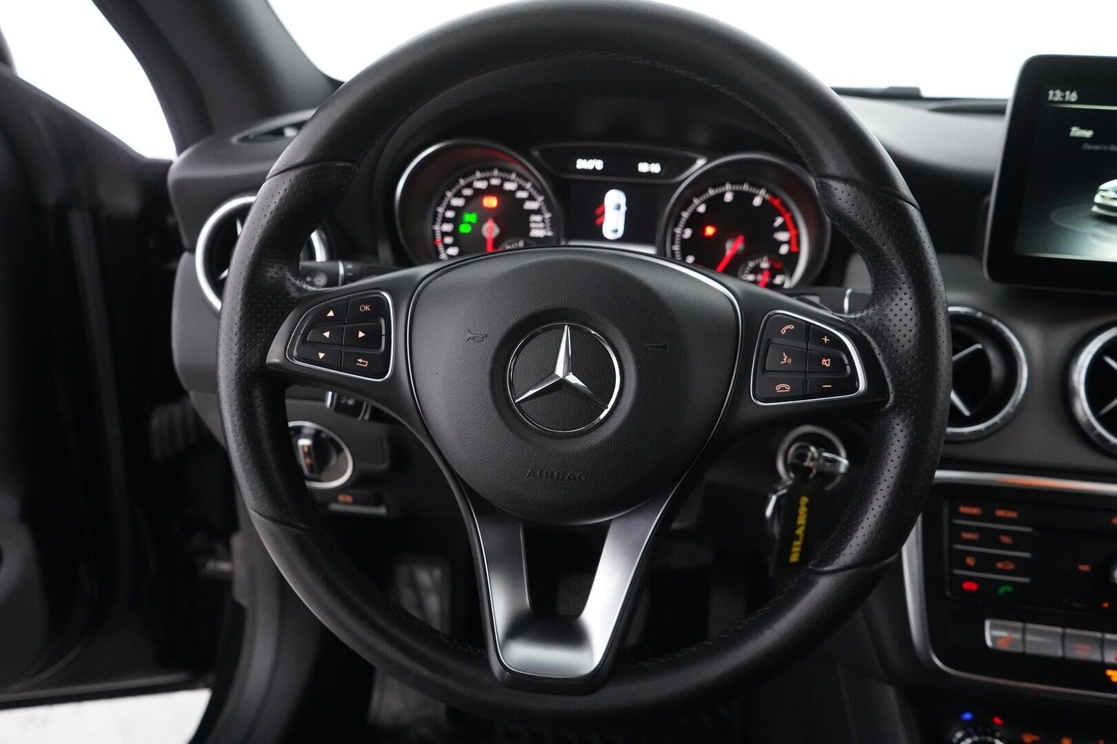 Mercedes-Benz CLA 2016 200 A Premium Business - Distronic | Harman & Kardon | P-Kamera | Lohko | Kahdet renkaat alumiinivantein | Säntilliset huollot