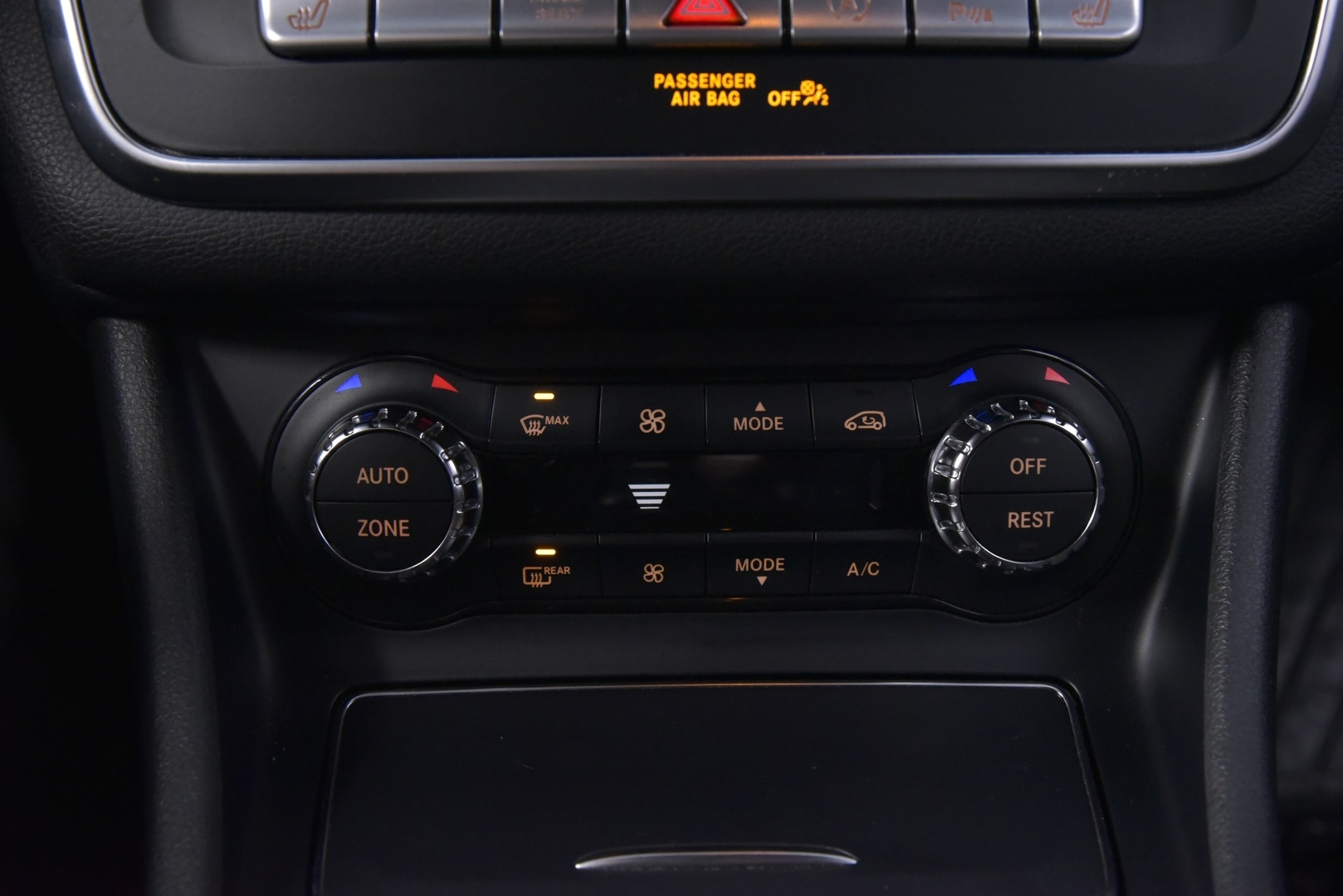 Mercedes-Benz CLA 2016 200 A Premium Business * Distronic / Harman & Kardon / P-Kamera / Lohko / Näyttävä! * - Distronic | Harman & Kardon | P-Kamera | Lohko | Kahdet renkaat alumiinivantein | Säntilliset huollot