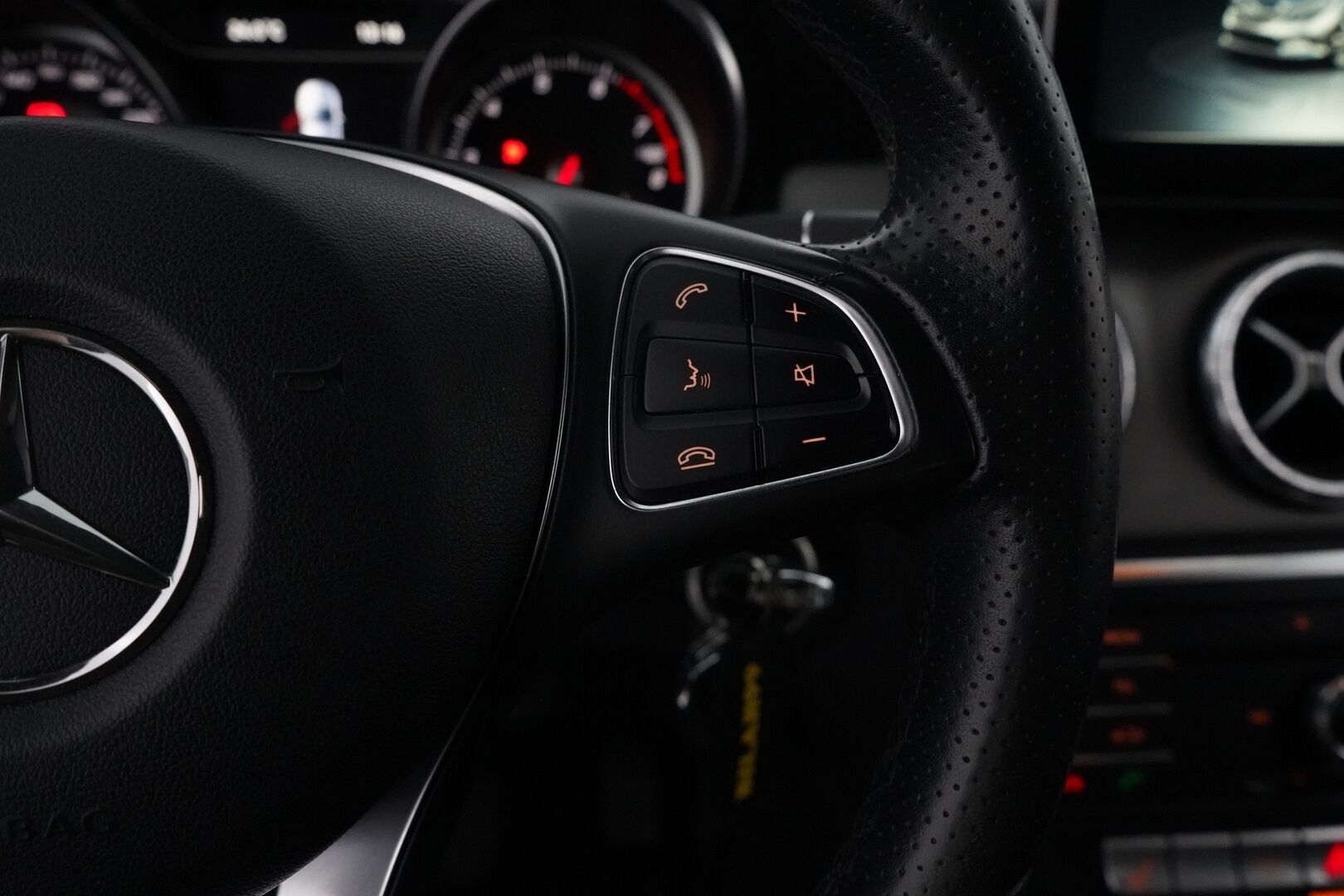 Mercedes-Benz CLA 2016 200 A Premium Business - Distronic | Harman & Kardon | P-Kamera | Lohko | Kahdet renkaat alumiinivantein | Säntilliset huollot