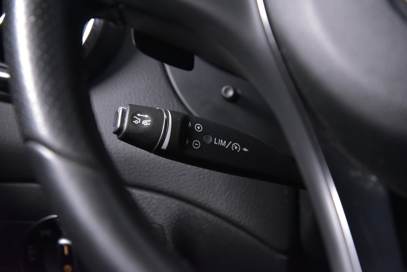 Mercedes-Benz CLA 2016 200 A Premium Business * Distronic / Harman & Kardon / P-Kamera / Lohko / Näyttävä! * - Distronic | Harman & Kardon | P-Kamera | Lohko | Kahdet renkaat alumiinivantein | Säntilliset huollot