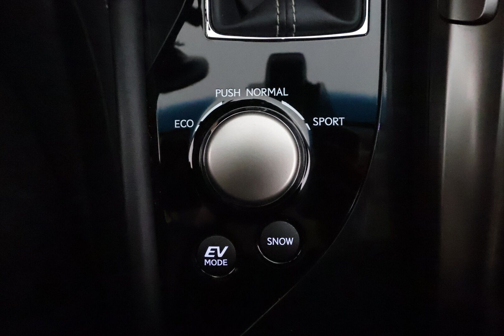 Lexus GS 2018 300h Hybrid A Executive **Adapt.vakkari / P.kamera / Muistipenkki / Ilmastoidut nahat / LED / Navi** - 3,99 % KORKOTARJOUS TÄHÄN AUTOON - Suomi-auto / Merkkihuollettu / Kahdet renkaat aluvanteilla / Sähköpenkit / Ratin lämmitin / Surround Sound / Lohko sis.lämppärillä / Hieno!