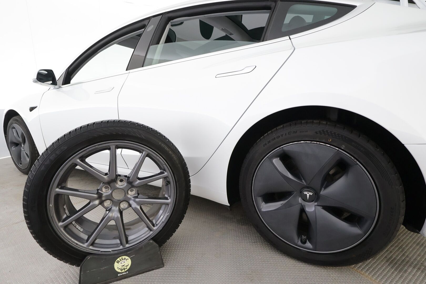 Tesla Model 3 2020 Standard RWD Plus - | Lasikatto | ACC | LED | P.Kamera | Muistipenkki | Navi | Kaistavahti | Keyless | Premium Speakers | Suomi-auto | Kahdet renkaat |