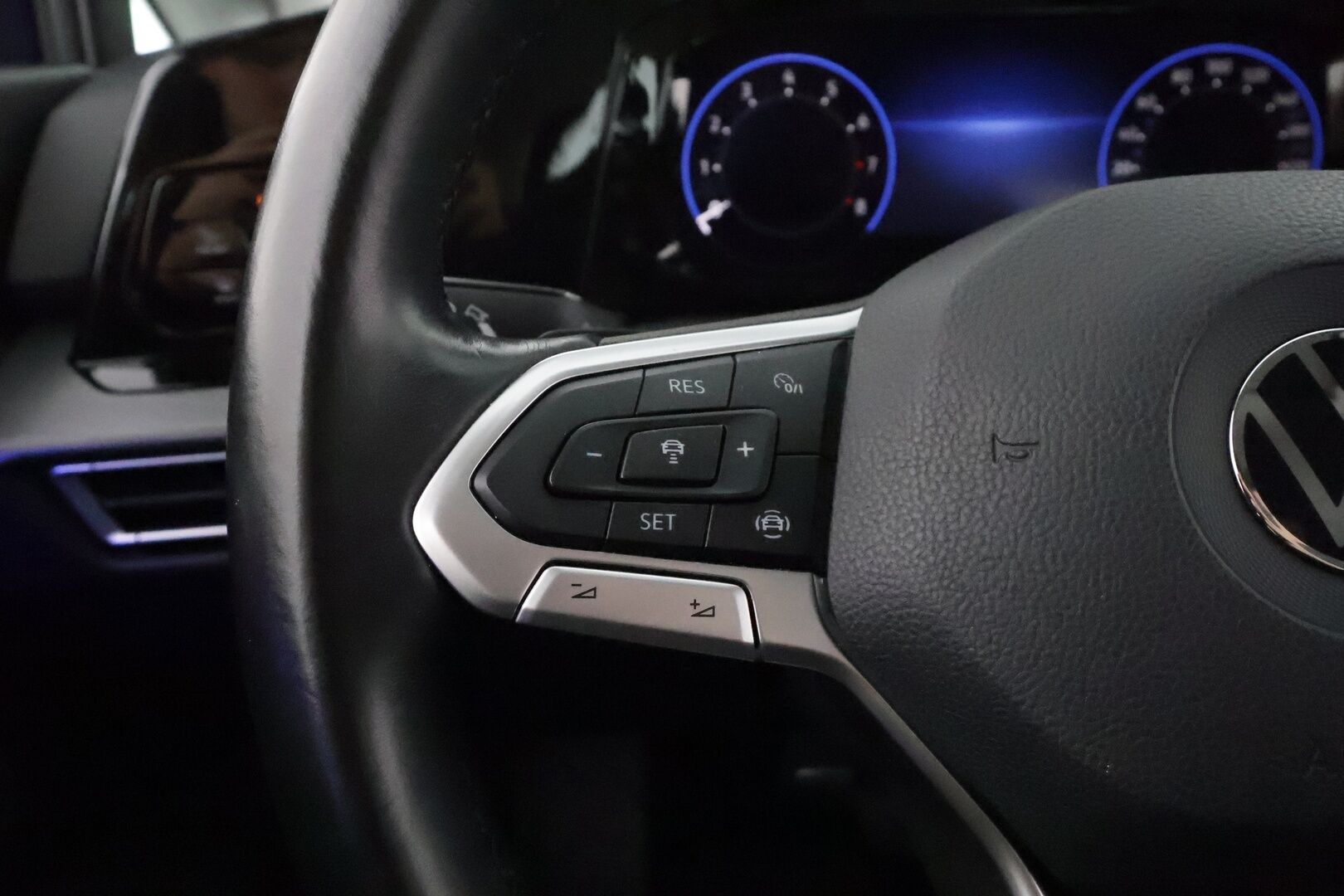 Volkswagen Golf 2020 First Edition Style Premium 1,5 eTSI (MHEV) DSG **Muistipenkki / Webasto / Digimittari / Matrix LED / Adapt.vakkari - Merkkihuollettu / Kahdet renkaat aluvanteilla