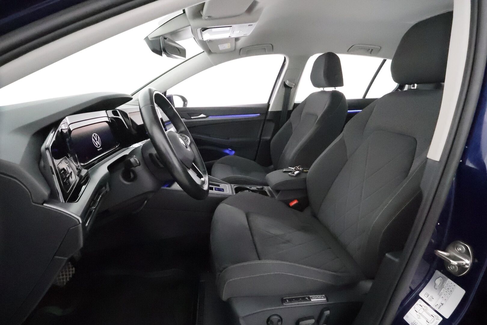Volkswagen Golf 2020 First Edition Style Premium 1,5 eTSI (MHEV) DSG **Muistipenkki / Webasto / Digimittari / Matrix LED / Adapt.vakkari - Merkkihuollettu / Kahdet renkaat aluvanteilla