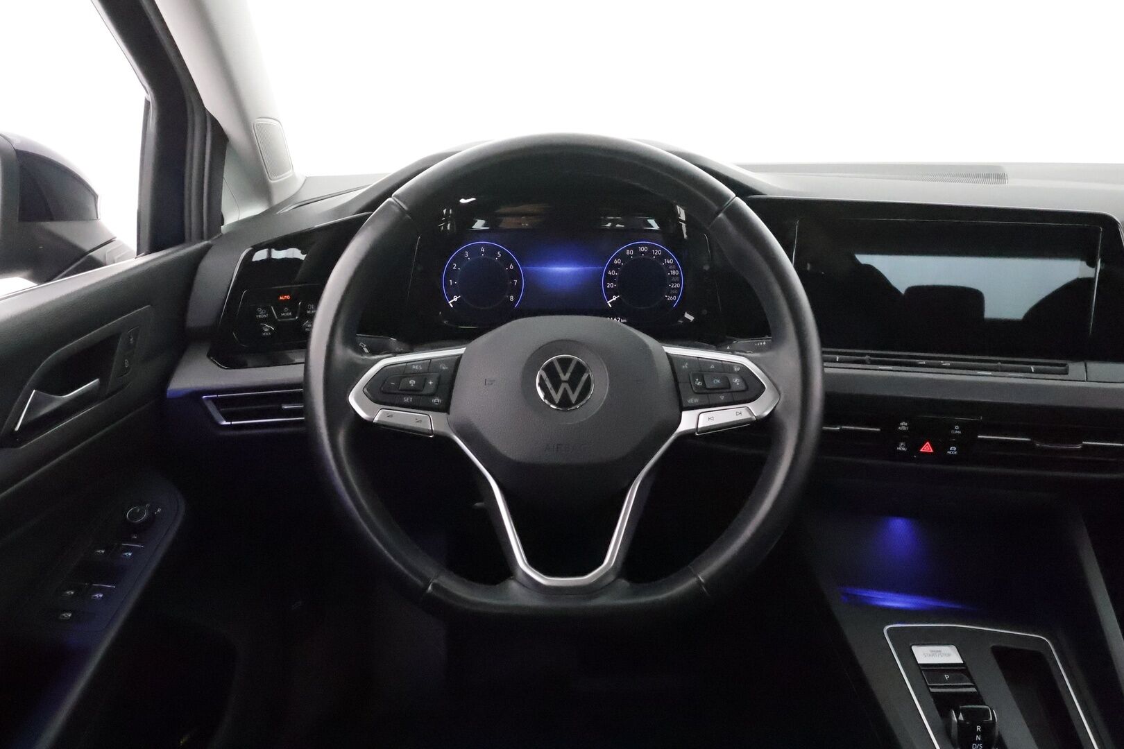 Volkswagen Golf 2020 First Edition Style Premium 1,5 eTSI (MHEV) DSG **Muistipenkki / Webasto / Digimittari / Matrix LED / Adapt.vakkari - Merkkihuollettu / Kahdet renkaat aluvanteilla