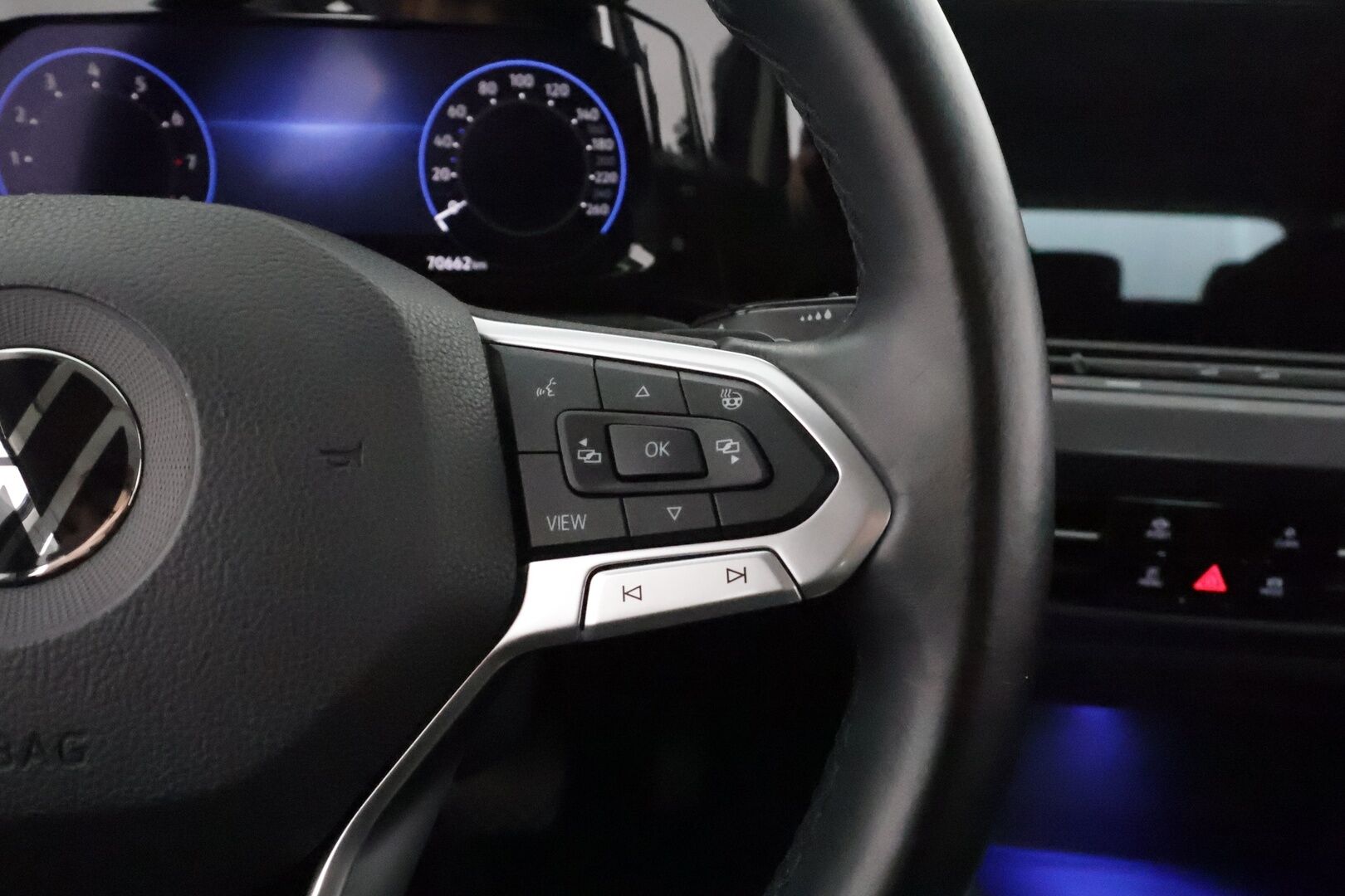 Volkswagen Golf 2020 First Edition Style Premium 1,5 eTSI (MHEV) DSG **Muistipenkki / Webasto / Digimittari / Matrix LED / Adapt.vakkari - Merkkihuollettu / Kahdet renkaat aluvanteilla