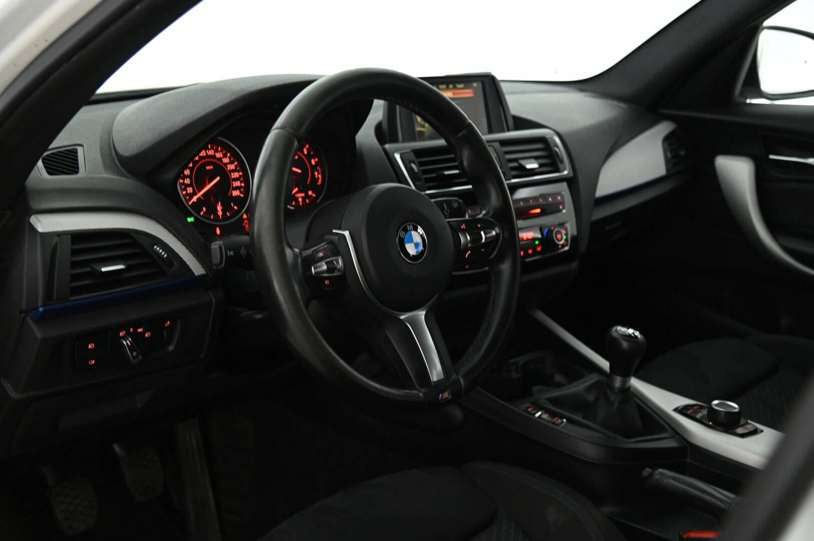 BMW 118 2016 F20 Hatchback 118i A Business M Sport *Vakkari / Sporttipenkit / Led /  Tutka* - Näyttävä pikku sportti / Upeat mustat vanteet kesäksi / Hieno kokonaisuus!