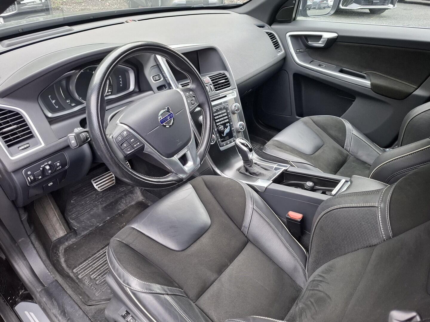 Volvo XC60 2017 D4 AWD aut Business Classic R-Design **Panorama / Koukku / Webasto / Adapt.vakkari / TULOSSA