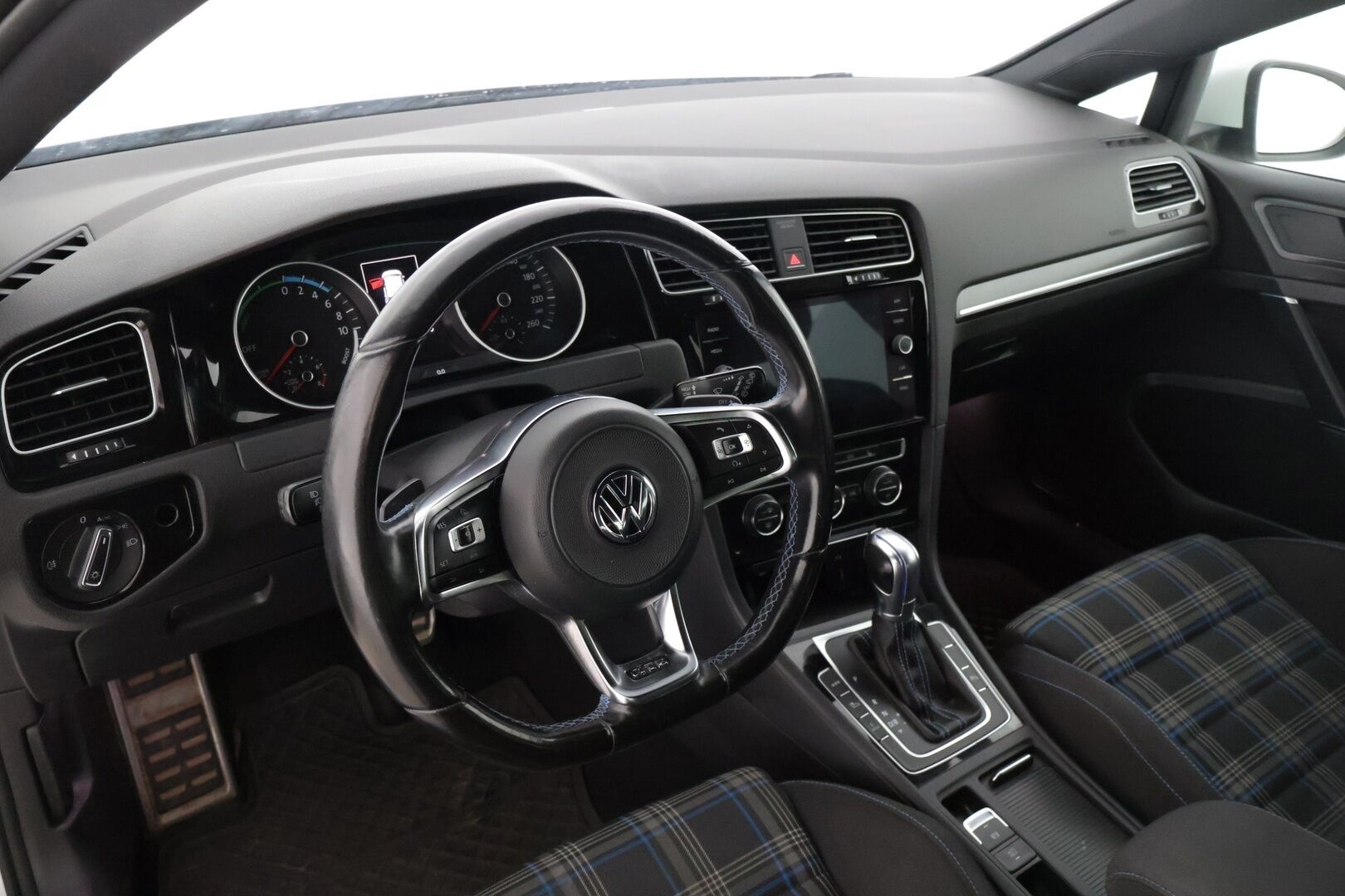 Volkswagen Golf 2017 GTE Plug-In Hybrid 150 kW (204 hv) ** Facelift / Webasto / Adapt. vakkari / Tutkat ** - * Facelift / Kahdet renkaat *