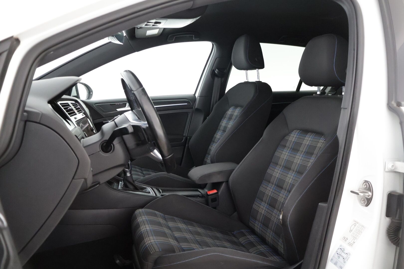Volkswagen Golf 2017 GTE Plug-In Hybrid 150 kW (204 hv) ** Facelift / Webasto / Adapt. vakkari / Tutkat ** - * Facelift / Kahdet renkaat *