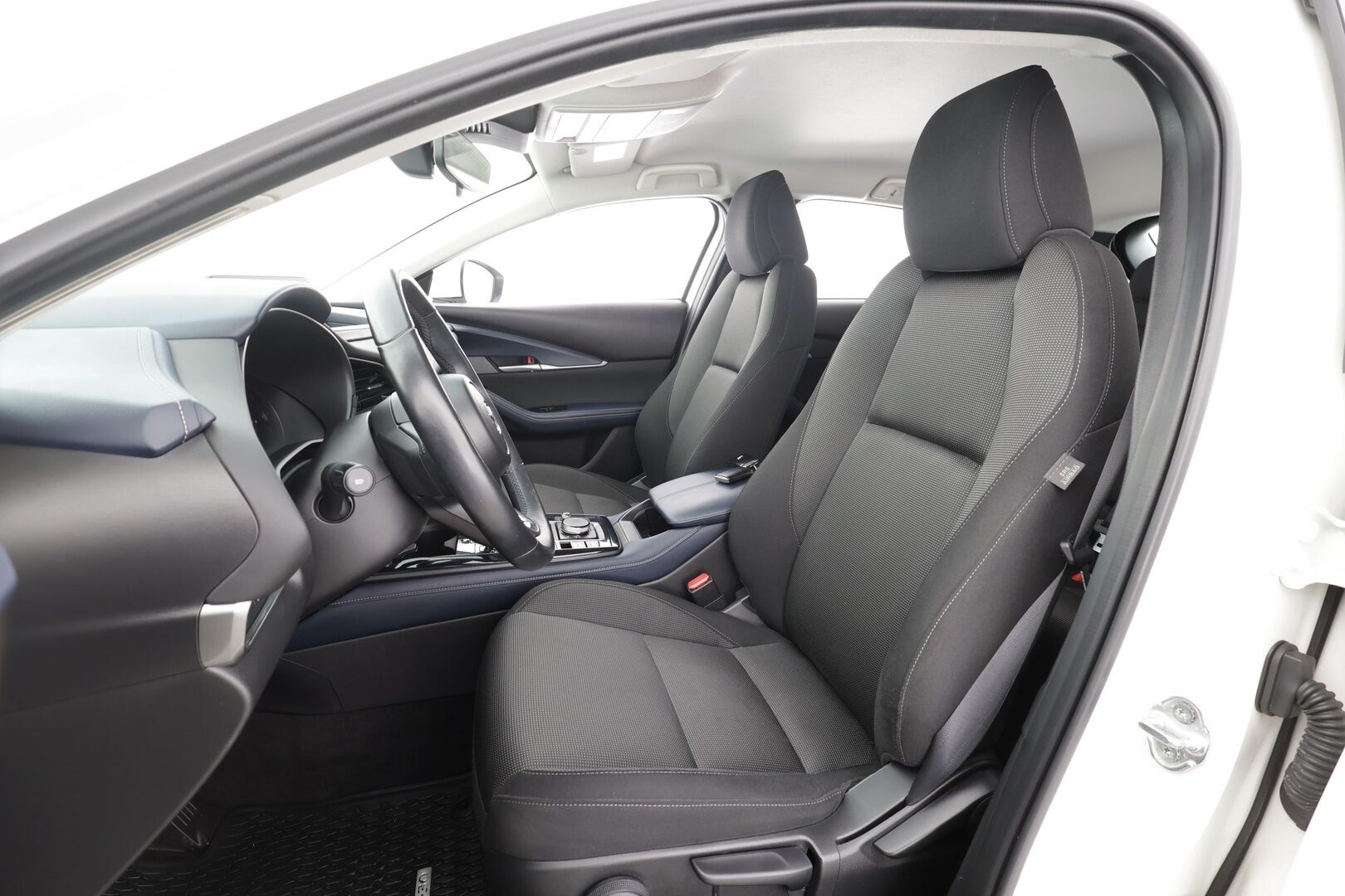 Mazda CX-30 2020 2,0 (150hv) M Hybrid Skyactiv-G Vision AT * Sisätilanlämmitin / ACC / LED / Tutka / Navi / HUD / Kaistavahti * - Suomi-auto / Kahdet renkaat aluvanteilla / Merkkihuollot - HULLUT AVAJAISHULINAT KORKOTARJOUS 3,29 %