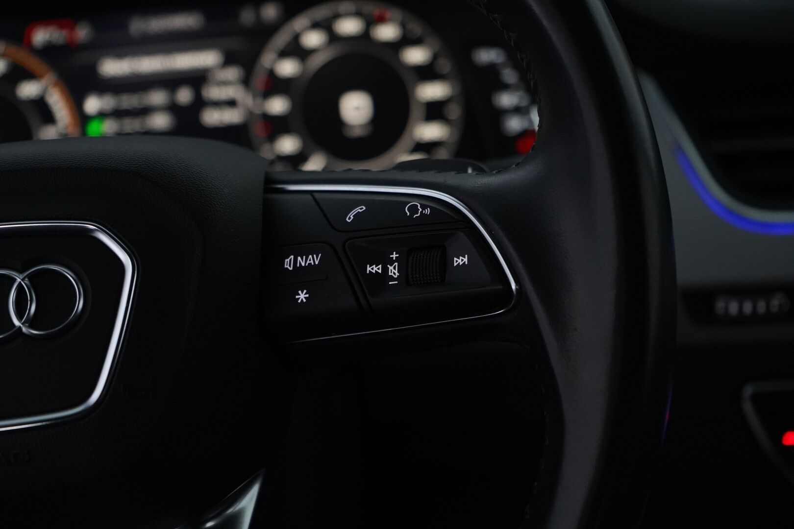 Audi Q7 2017 Business 3,0 V6 TDI e-tron quattro tiptronic * ACC / Webasto / 360° Kamera / Koukku / HUD / Ilma-alusta * - Akku kuntotarkastettu / Kahdet Audin vanteet / SUPER VARUSTEET!