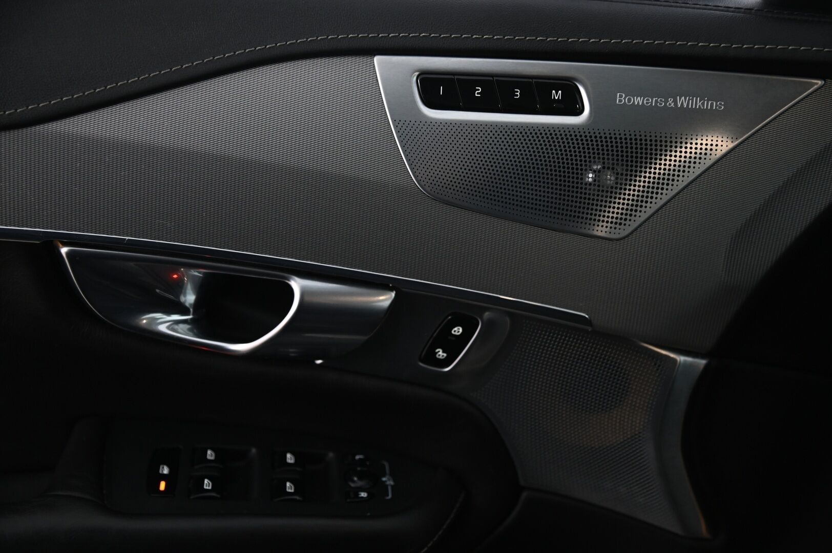 Volvo XC90 2017 T8 Twin Engine AWD Inscription aut **7P / B&W / HUD / Hierovat Ilmastoidut muisti nahat / VOC* - *SoH 82,1% / 2x renkaat&alumiinivanteet*