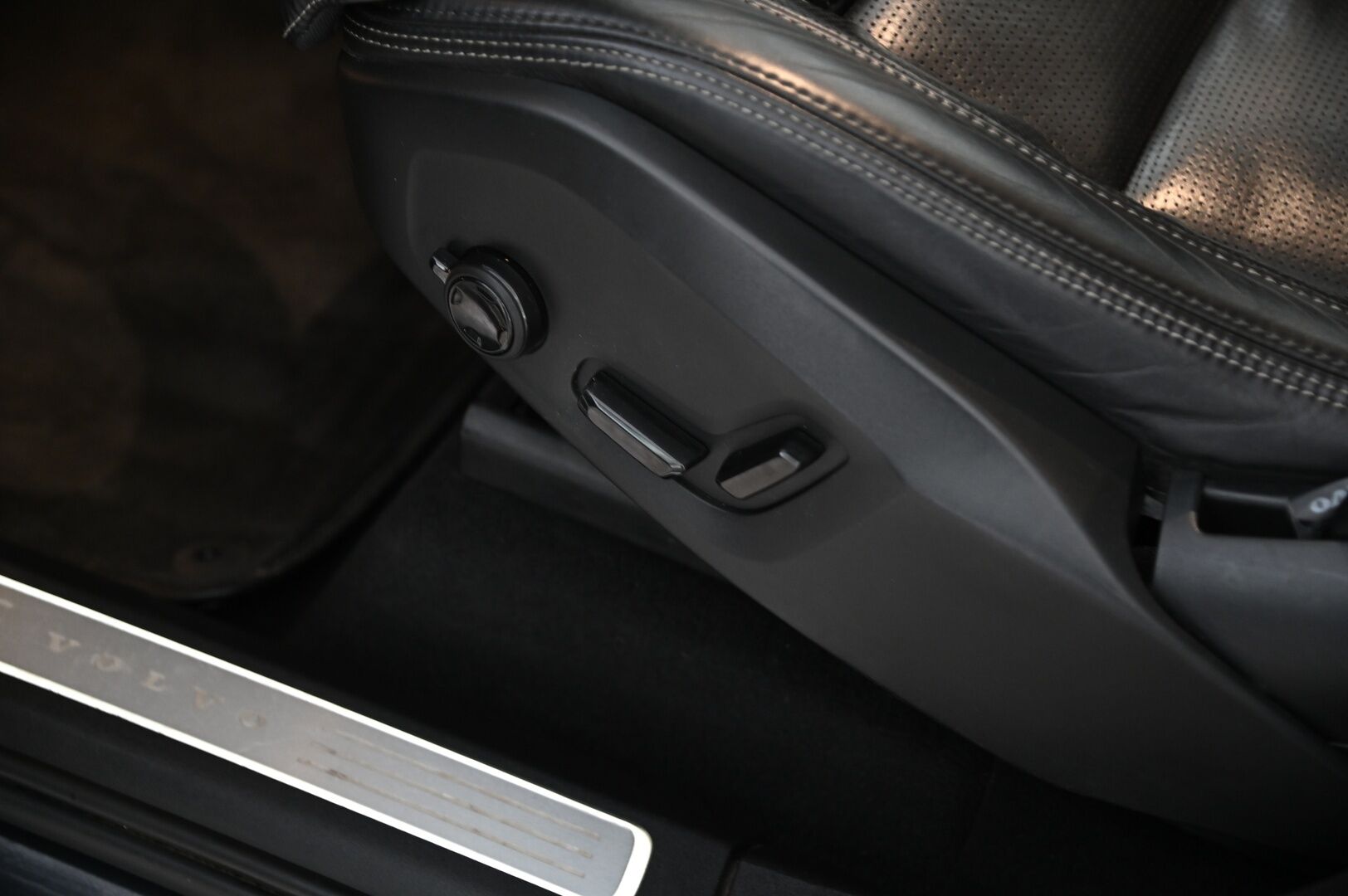 Volvo XC90 2017 T8 Twin Engine AWD Inscription aut **7P / B&W / HUD / Hierovat Ilmastoidut muisti nahat / VOC* - *SoH 82,1% / 2x renkaat&alumiinivanteet*