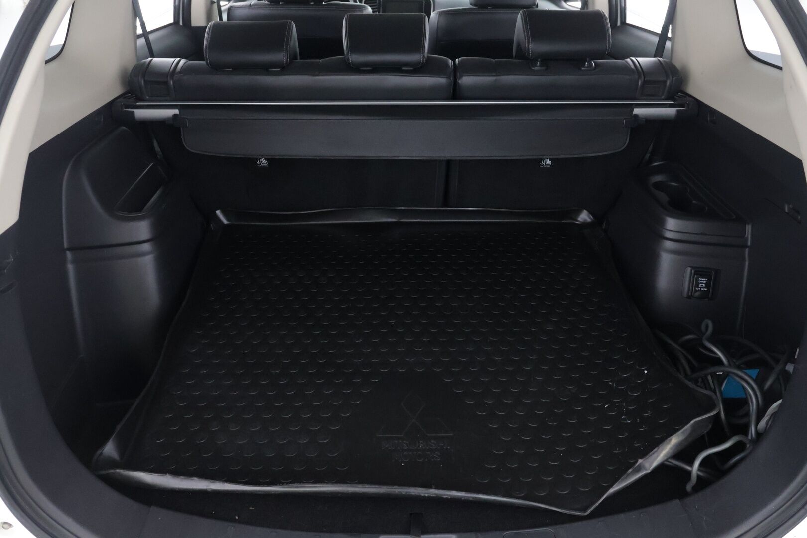 Mitsubishi Outlander 2017 Outlander PHEV  4WD 5P - Huutokaupat.com / Siisti! / Katso huollot / KAhdet hyvät renkaat!