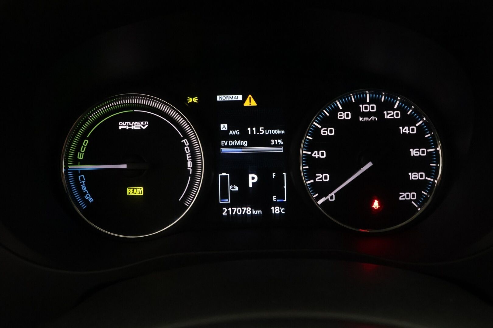 Mitsubishi Outlander 2017 Outlander PHEV  4WD 5P - Huutokaupat.com / Siisti! / Katso huollot / KAhdet hyvät renkaat!