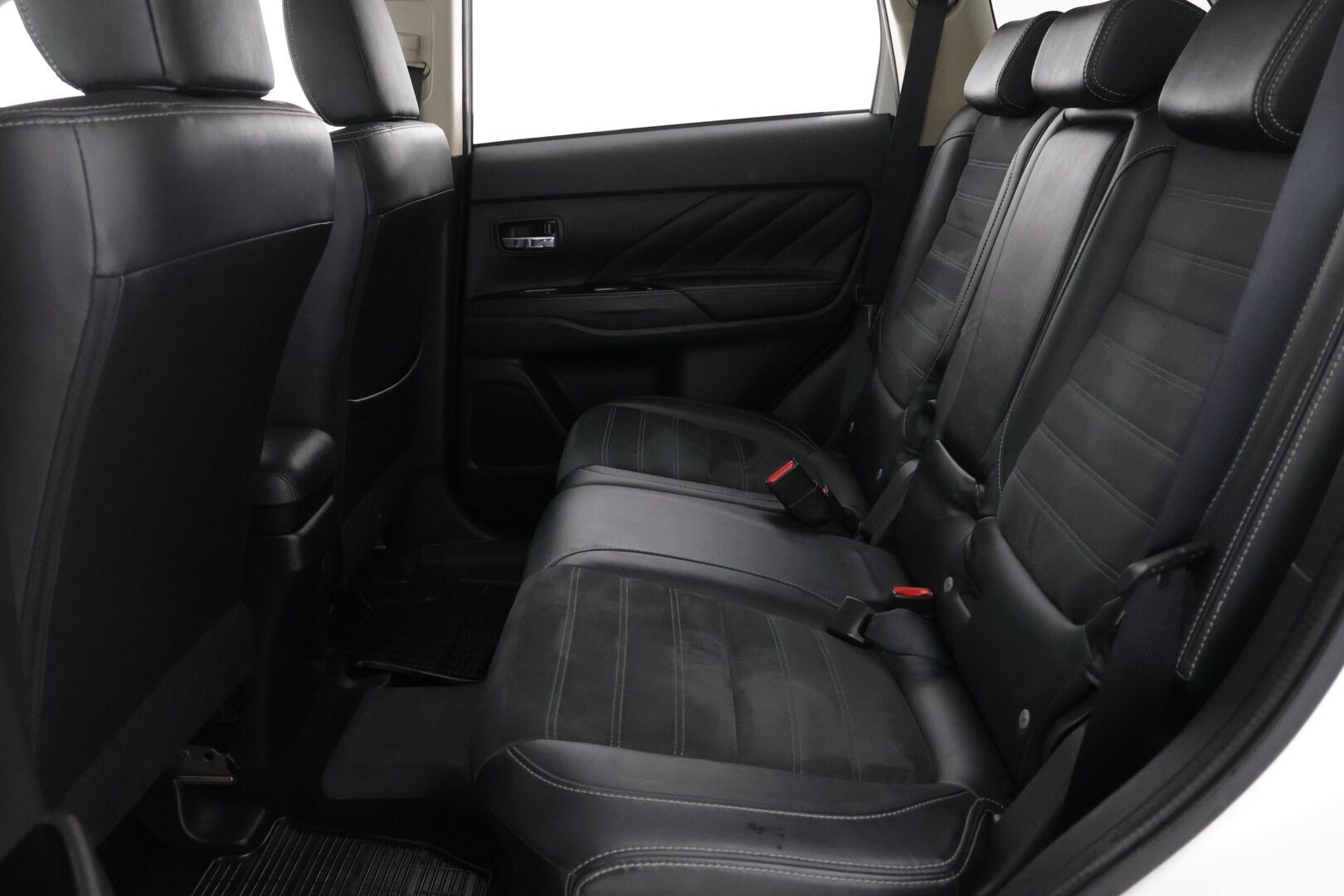 Mitsubishi Outlander 2017 Outlander PHEV  4WD 5P - Huutokaupat.com / Siisti! / Katso huollot / KAhdet hyvät renkaat!