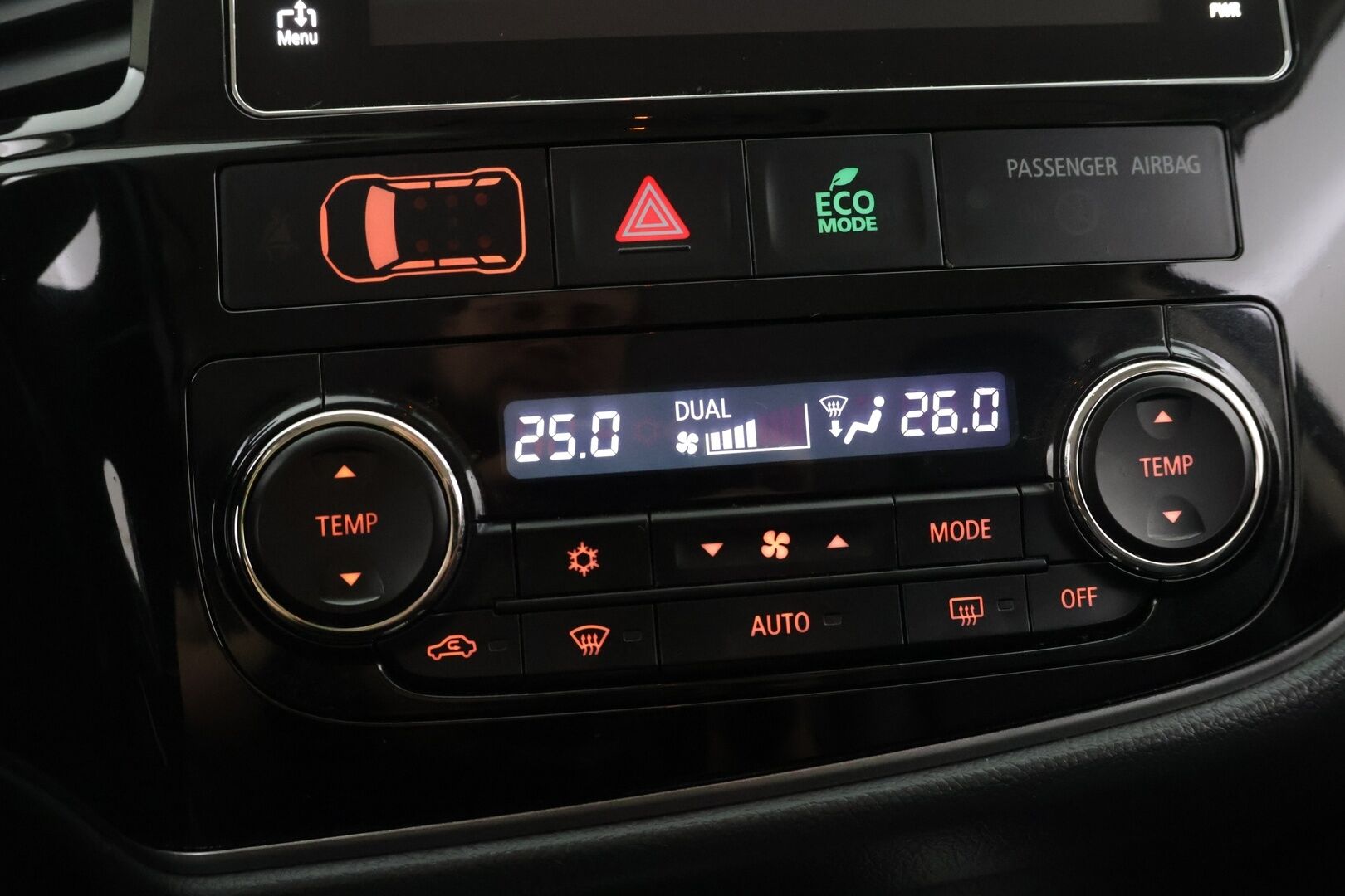 Mitsubishi Outlander 2017 Outlander PHEV  4WD 5P - Huutokaupat.com / Siisti! / Katso huollot / KAhdet hyvät renkaat!