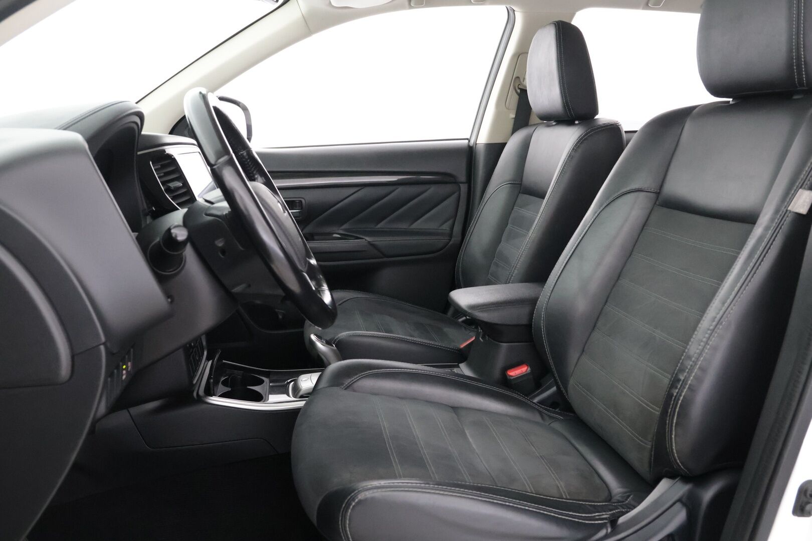 Mitsubishi Outlander 2017 Outlander PHEV  4WD 5P - Huutokaupat.com / Siisti! / Katso huollot / KAhdet hyvät renkaat!