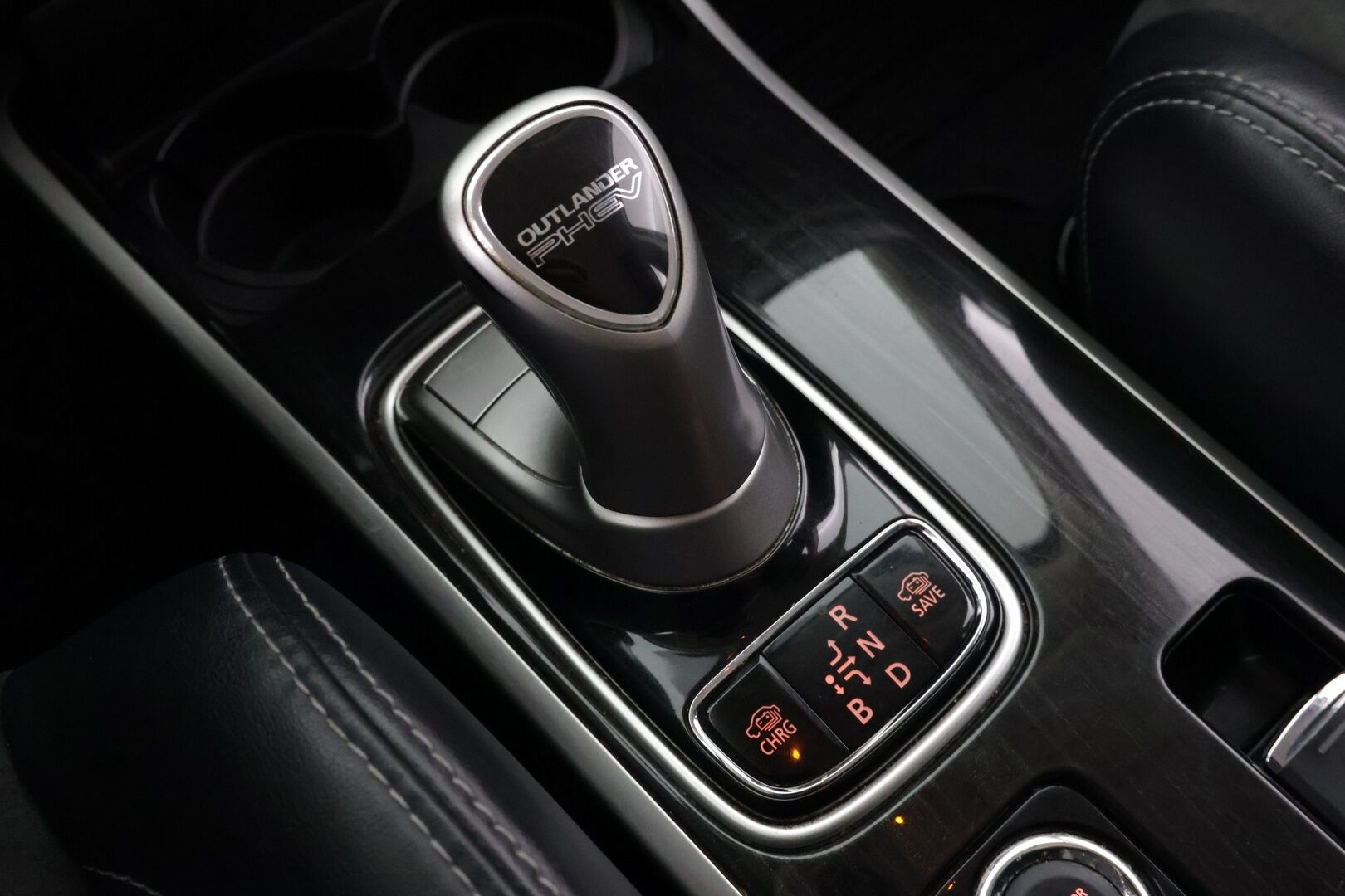 Mitsubishi Outlander 2017 Outlander PHEV  4WD 5P - Huutokaupat.com / Siisti! / Katso huollot / KAhdet hyvät renkaat!