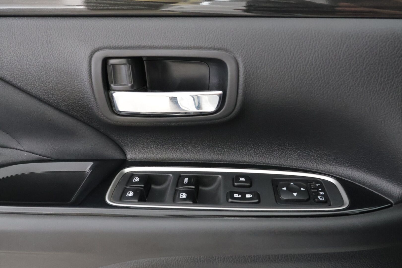 Mitsubishi Outlander 2017 Outlander PHEV  4WD 5P - Huutokaupat.com / Siisti! / Katso huollot / KAhdet hyvät renkaat!