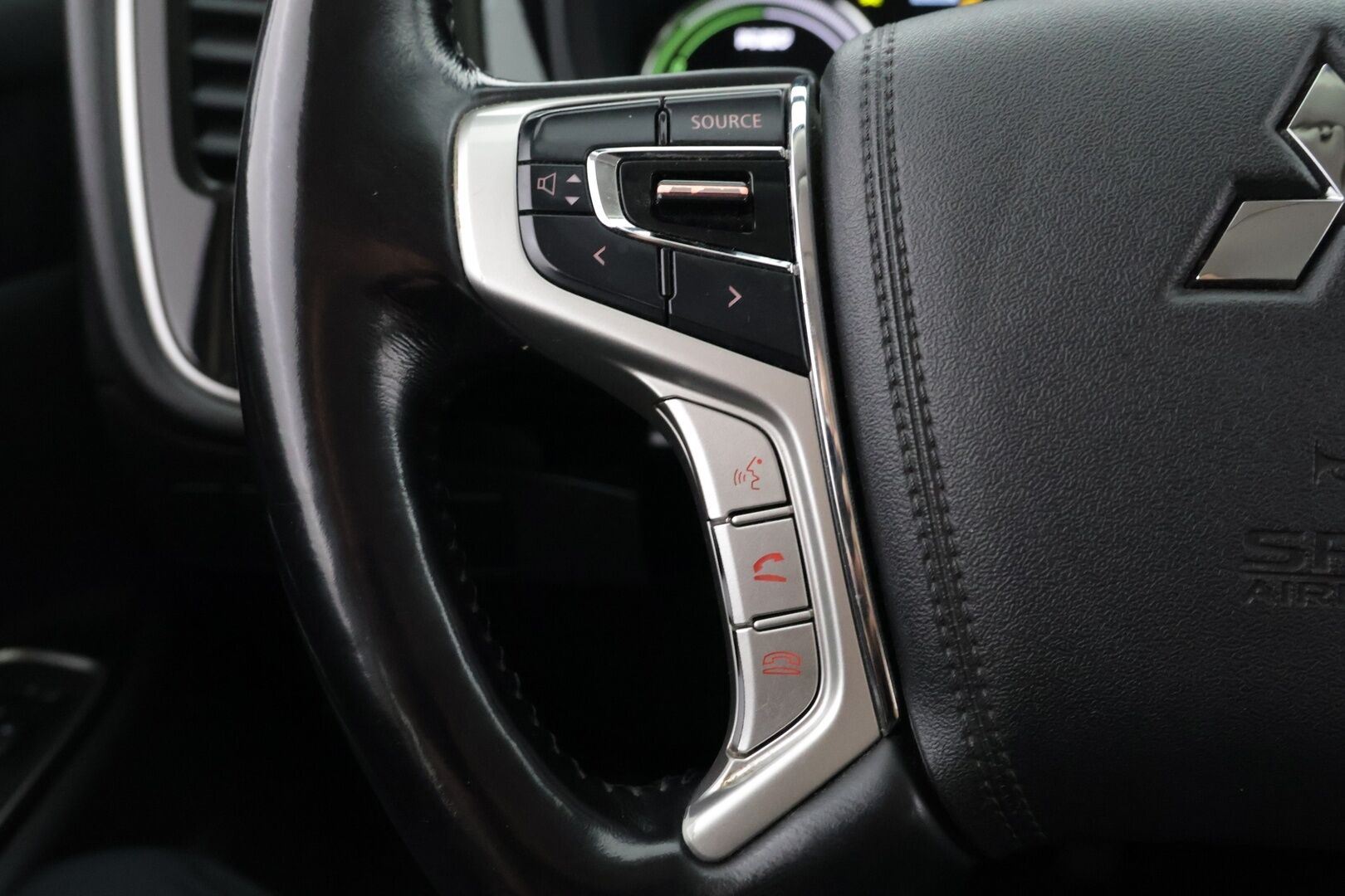 Mitsubishi Outlander 2017 Outlander PHEV  4WD 5P - Huutokaupat.com / Siisti! / Katso huollot / KAhdet hyvät renkaat!