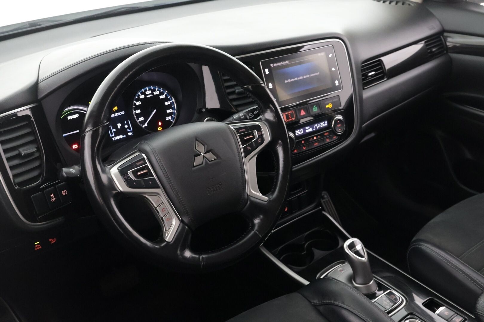 Mitsubishi Outlander 2017 Outlander PHEV  4WD 5P - Huutokaupat.com / Siisti! / Katso huollot / KAhdet hyvät renkaat!