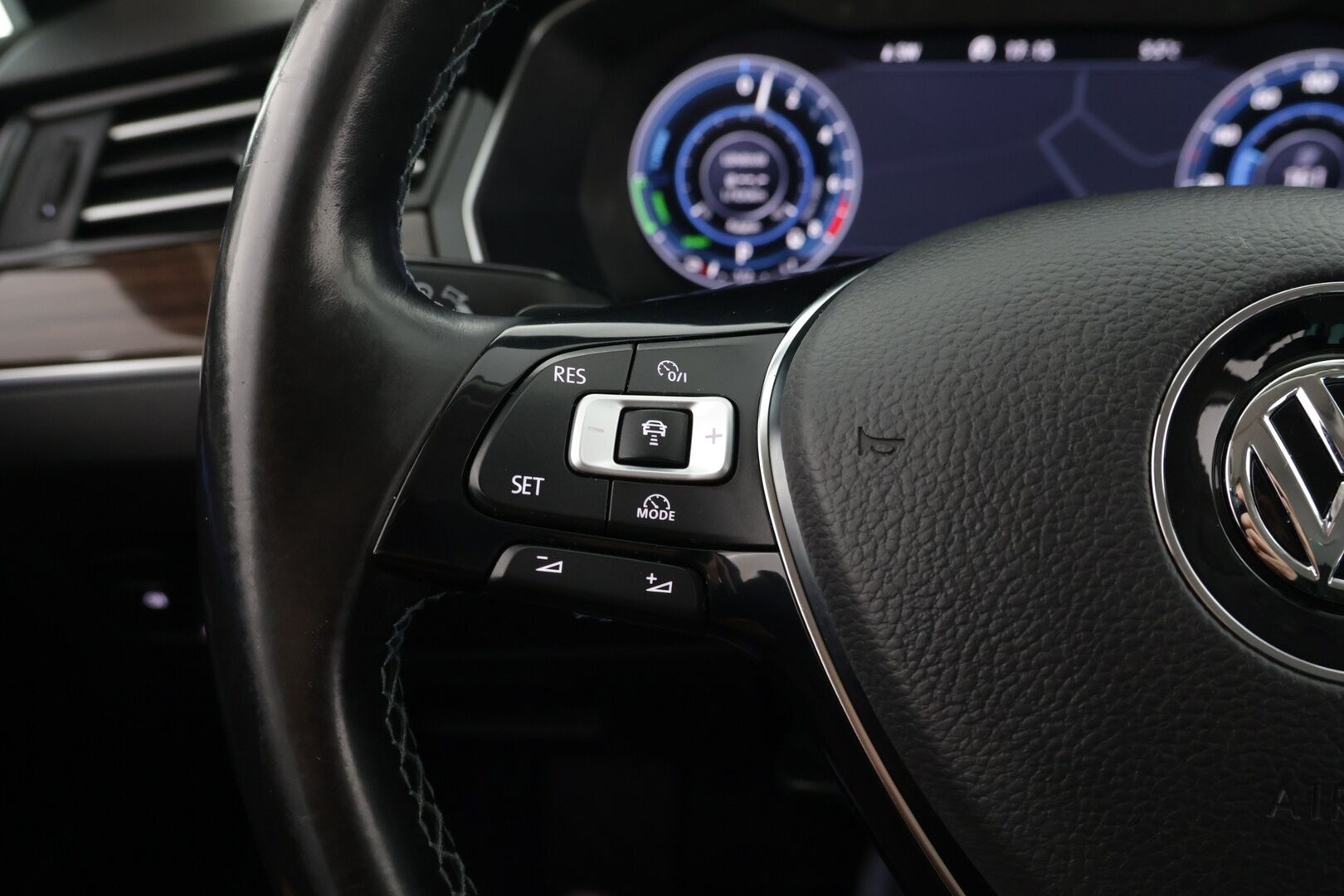 Volkswagen Passat 2016 Variant GTE Plug-In Hybrid 160 kW (218 hv) DSG-automaatti ** ACC / Digimittaristo / Koukku / Nahat / Dynaudio / Kamera / - Jakopää vaihdettu 01/23 / Kahdet asialliset renkaat vanteilla