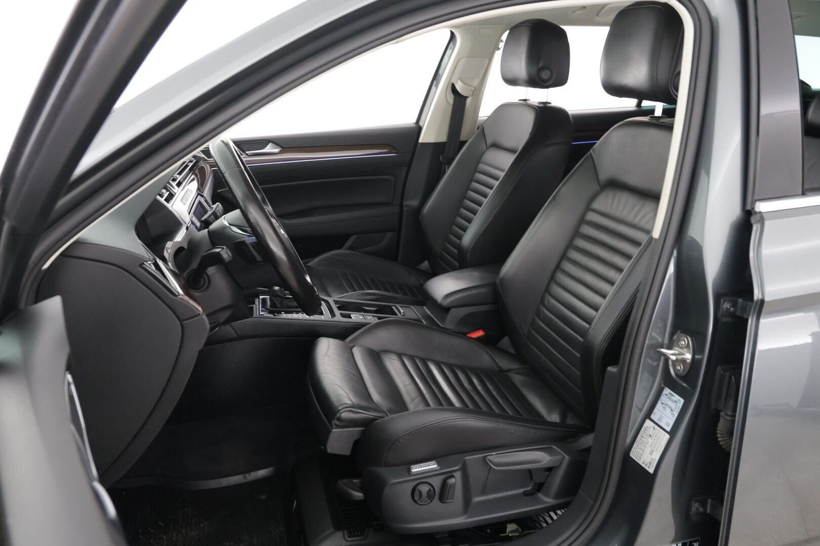 Volkswagen Passat 2016 Variant GTE Plug-In Hybrid 160 kW (218 hv) DSG-automaatti ** ACC / Digimittaristo / Koukku / Nahat / Dynaudio / Kamera / - Jakopää vaihdettu 01/23 / Kahdet asialliset renkaat vanteilla