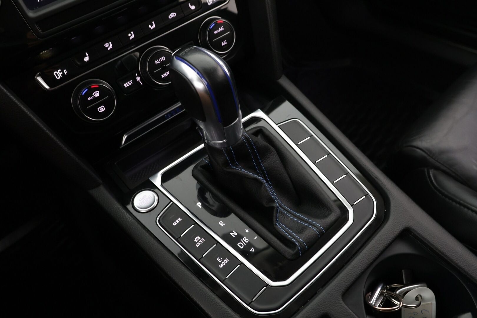 Volkswagen Passat 2016 Variant GTE Plug-In Hybrid 160 kW (218 hv) DSG-automaatti ** ACC / Digimittaristo / Koukku / Nahat / Dynaudio / Kamera / - Jakopää vaihdettu 01/23 / Kahdet asialliset renkaat vanteilla