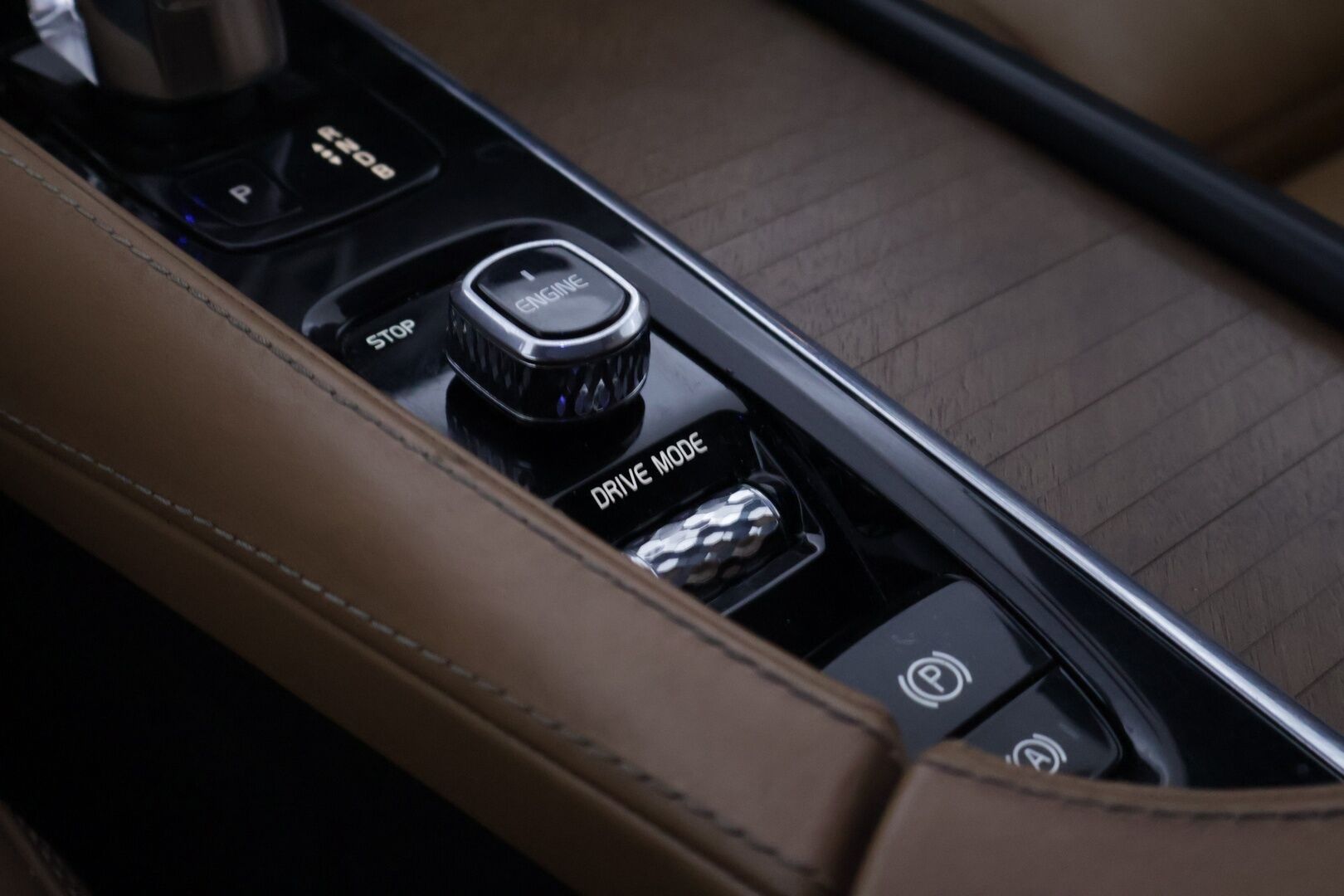 Volvo XC90 2016 T8 Twin Engine AWD Inscription aut *ACC / Bowers&Wilkins / Panorama / P.kamera / S.koukku / Navi / Ruskeatnahat / Muistipenkit* - Jakopää tehty 164tkm! / Lähes uudet Nokian kitkat / 2Xoem vanteet * 