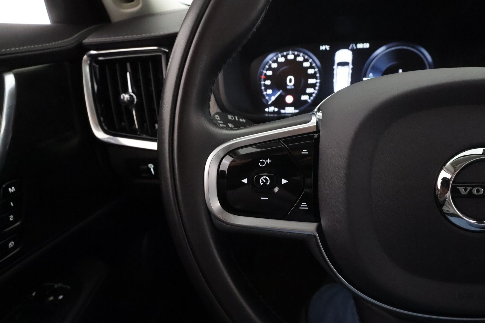 Volvo S90 2021 T8 TwE AWD Business Inscription aut - | ACC | HUD | Full LED | Ilma-alusta | H&K | Muistipenkit | Webasto | P.kamera | 1.Om Suomi-auto | Kahdet renkaat aluvanteilla | Huippuvarusteet |