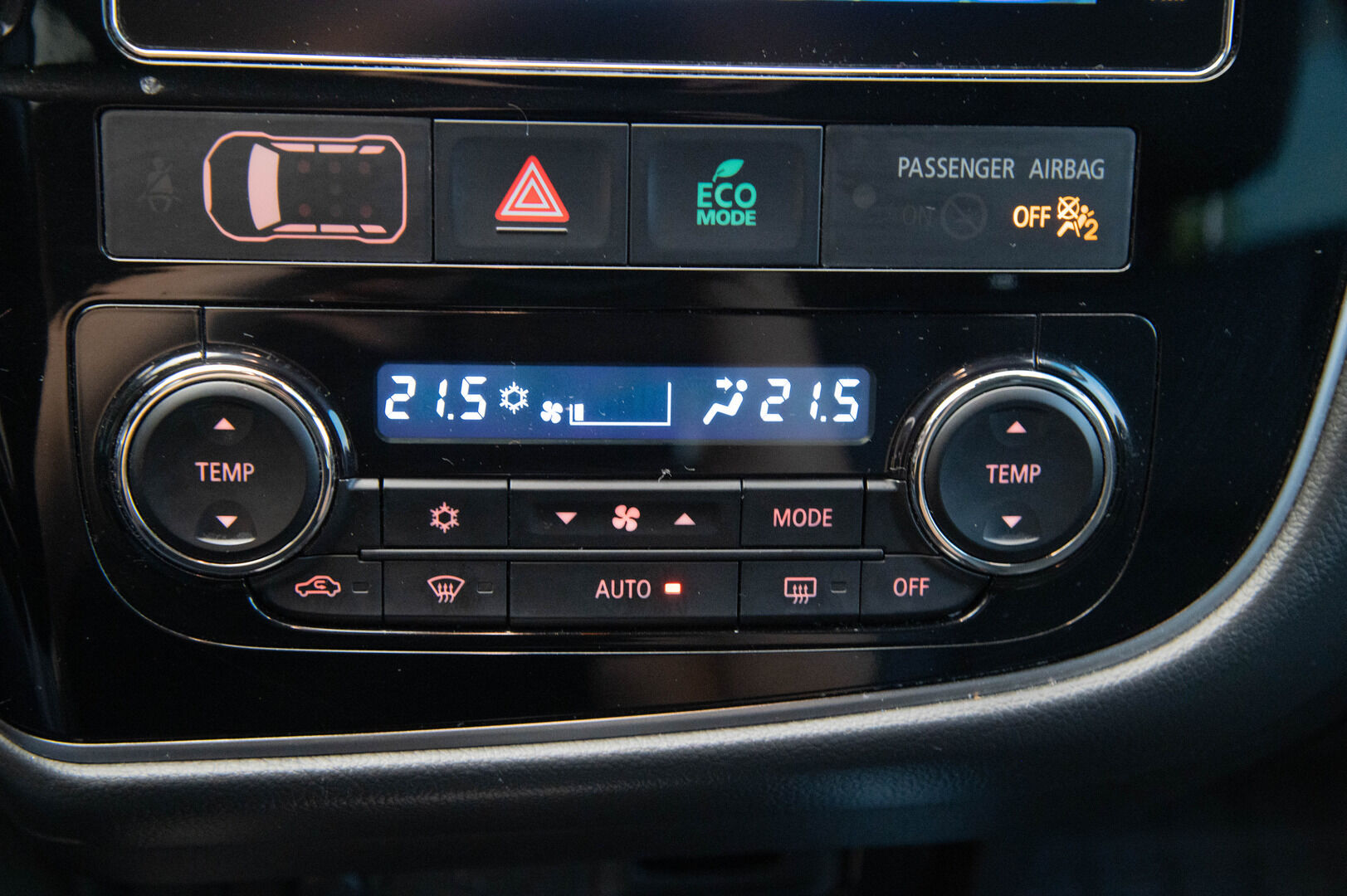 Mitsubishi OUTLANDER PHEV 2017 Intense Plus Business 4WD 5P - ACC | Koukku | Kamera | Nahka-Alcantara | Merkkihuollettu | Kahdet renkaat alumiinivantein | Viimeisin huolto 147tkm