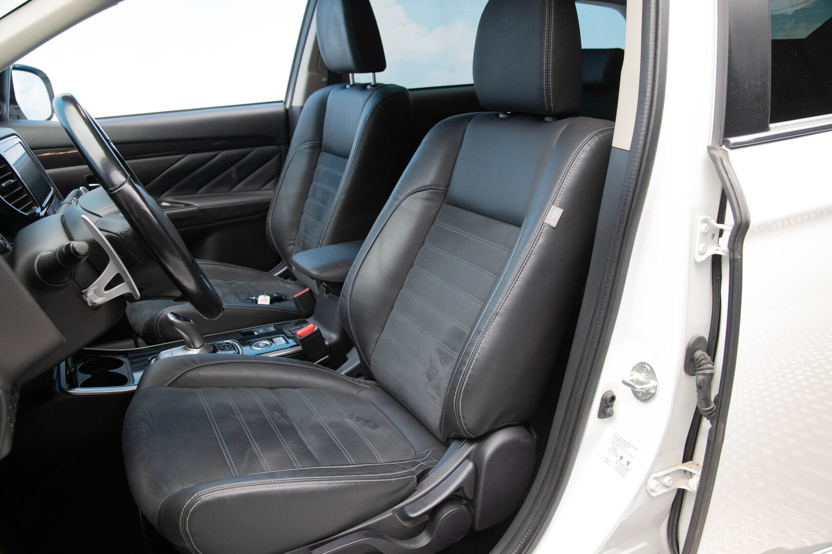 Mitsubishi OUTLANDER PHEV 2017 Intense Plus Business 4WD 5P - ACC | Koukku | Kamera | Nahka-Alcantara | Merkkihuollettu | Kahdet renkaat alumiinivantein | Viimeisin huolto 147tkm