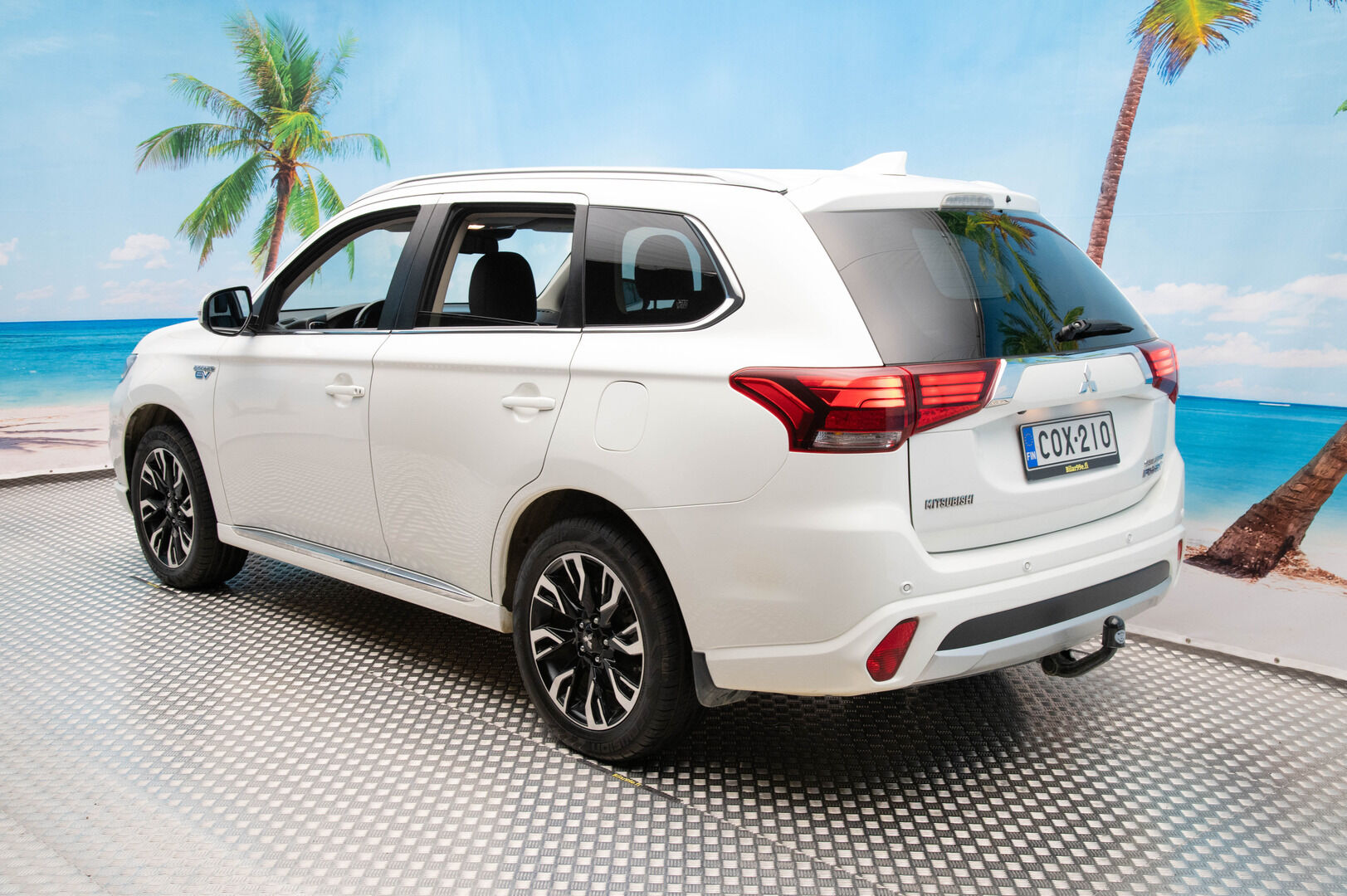 Mitsubishi OUTLANDER PHEV 2017 Intense Plus Business 4WD 5P - ACC | Koukku | Kamera | Nahka-Alcantara | Merkkihuollettu | Kahdet renkaat alumiinivantein | Viimeisin huolto 147tkm