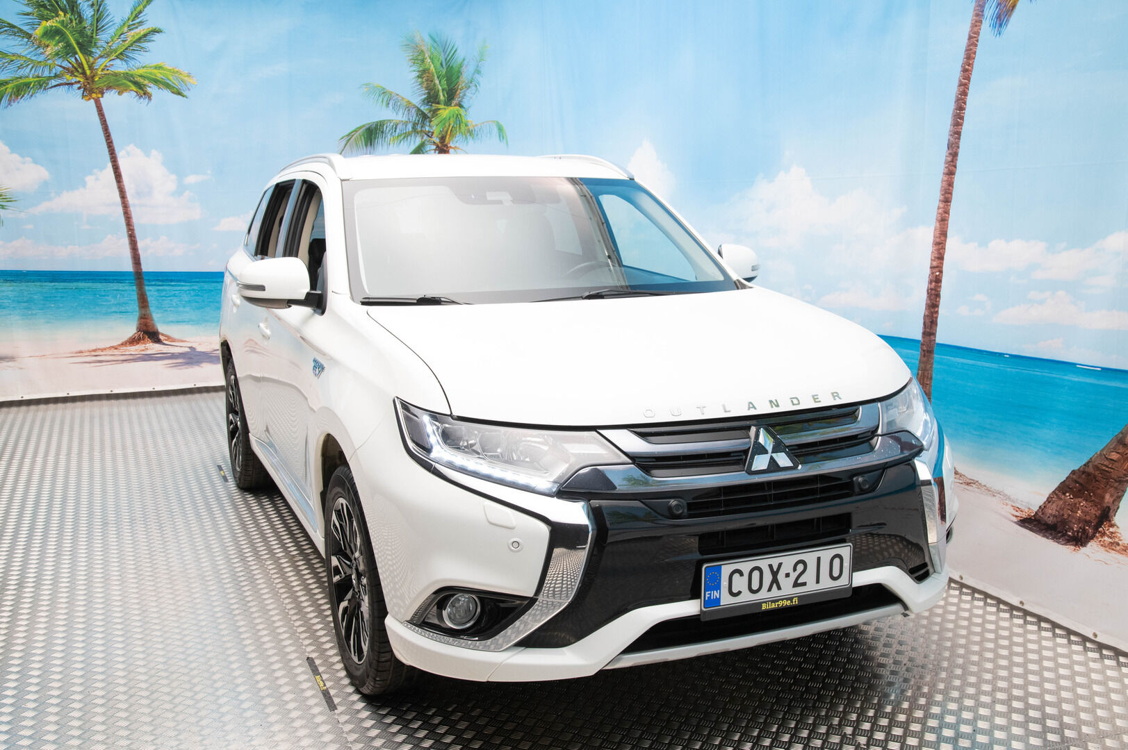 Mitsubishi OUTLANDER PHEV 2017 Intense Plus Business 4WD 5P - ACC | Koukku | Kamera | Nahka-Alcantara | Merkkihuollettu | Kahdet renkaat alumiinivantein | Viimeisin huolto 147tkm