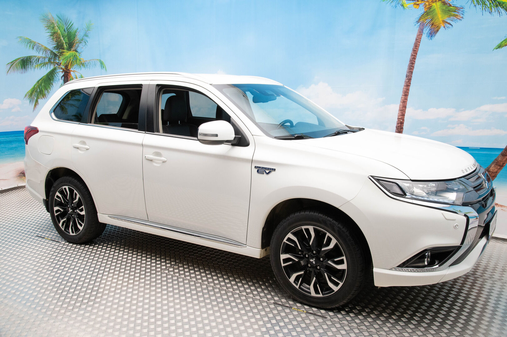 Mitsubishi OUTLANDER PHEV 2017 Intense Plus Business 4WD 5P - ACC | Koukku | Kamera | Nahka-Alcantara | Merkkihuollettu | Kahdet renkaat alumiinivantein | Viimeisin huolto 147tkm