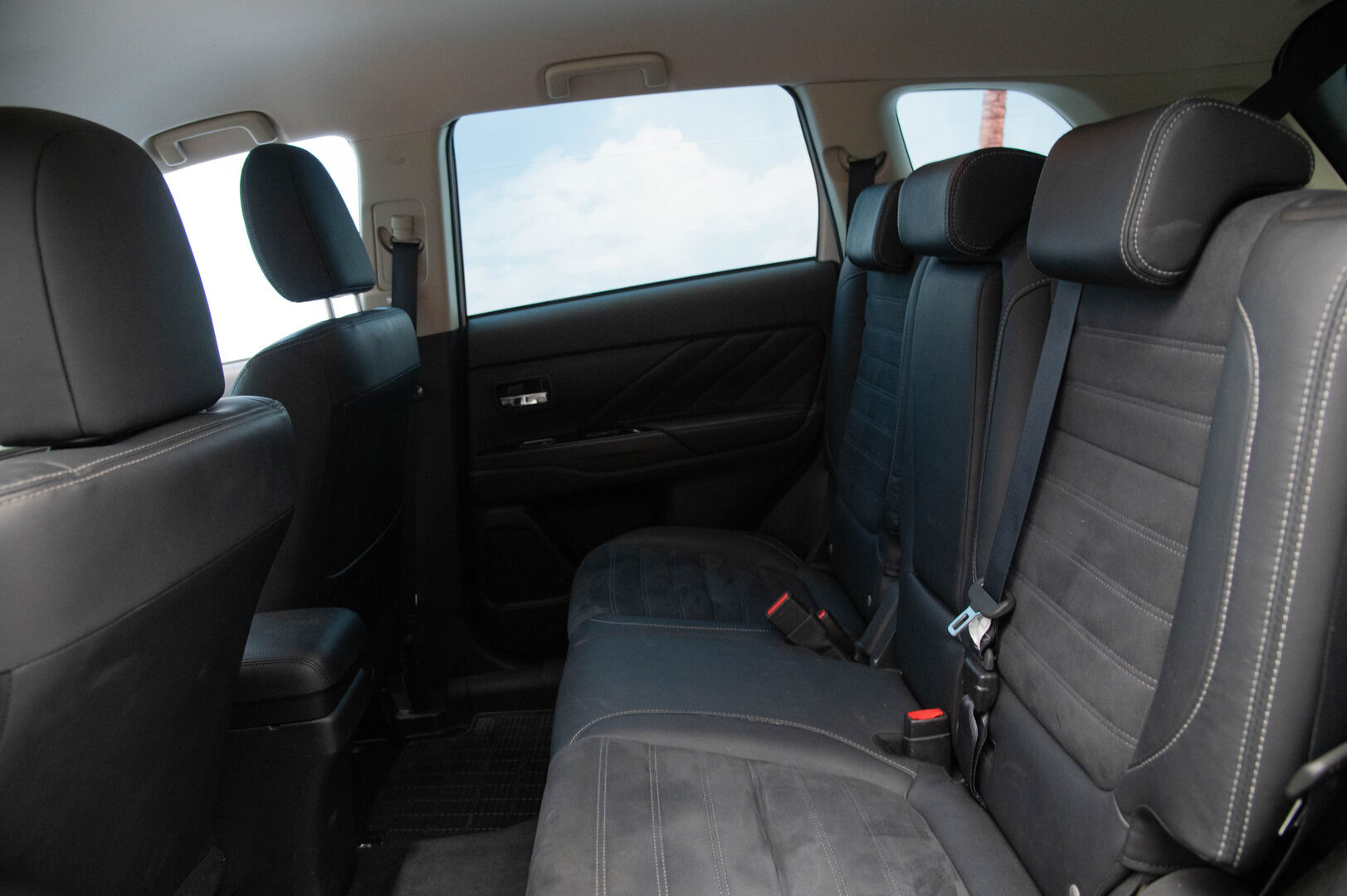Mitsubishi OUTLANDER PHEV 2017 Intense Plus Business 4WD 5P - ACC | Koukku | Kamera | Nahka-Alcantara | Merkkihuollettu | Kahdet renkaat alumiinivantein | Viimeisin huolto 147tkm