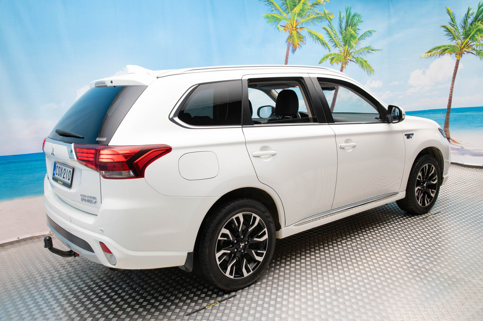 Mitsubishi OUTLANDER PHEV 2017 Intense Plus Business 4WD 5P - ACC | Koukku | Kamera | Nahka-Alcantara | Merkkihuollettu | Kahdet renkaat alumiinivantein | Viimeisin huolto 147tkm