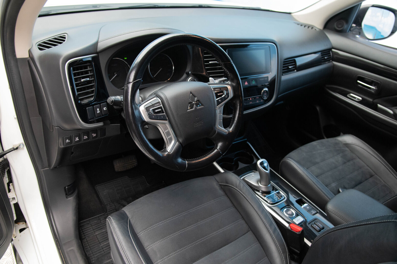 Mitsubishi OUTLANDER PHEV 2017 Intense Plus Business 4WD 5P - ACC | Koukku | Kamera | Nahka-Alcantara | Merkkihuollettu | Kahdet renkaat alumiinivantein | Viimeisin huolto 147tkm